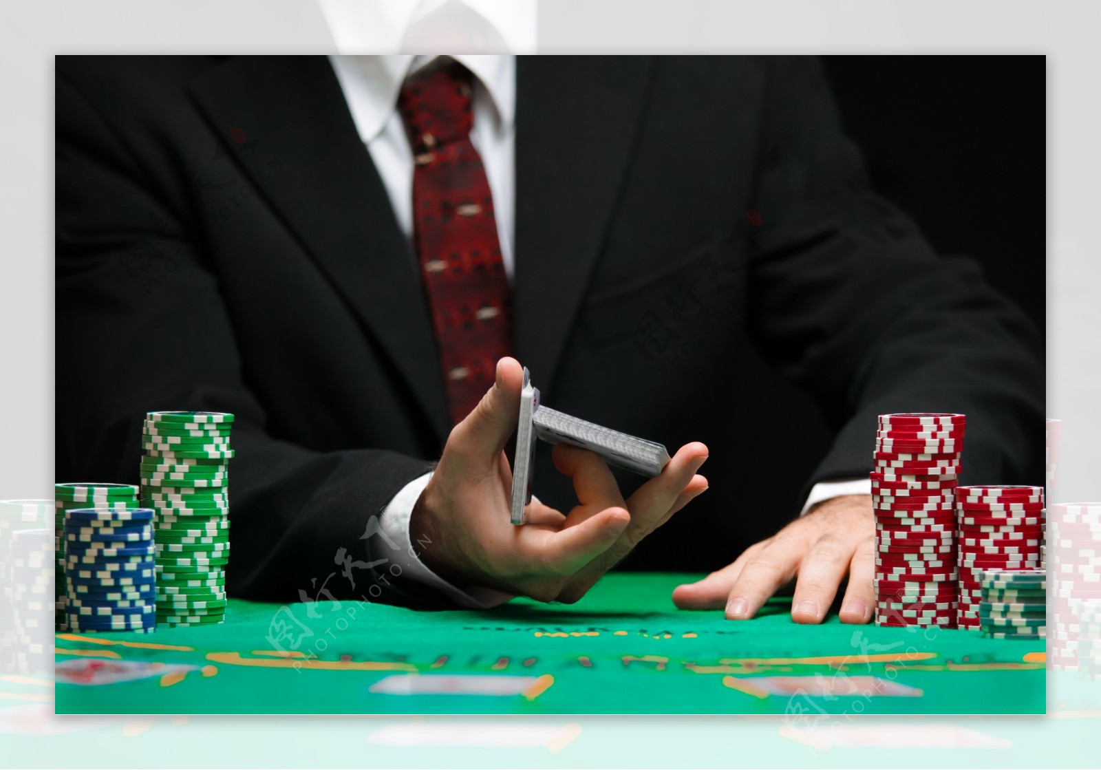 筹码和玩扑克的手图片