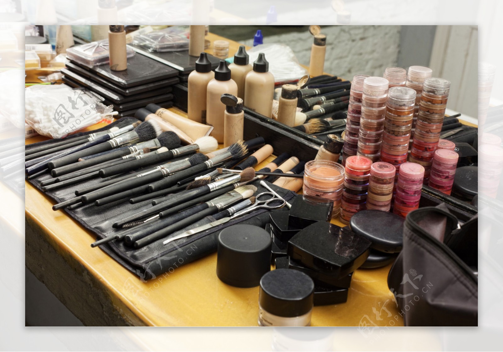 化妆台上的各种化妆品图片