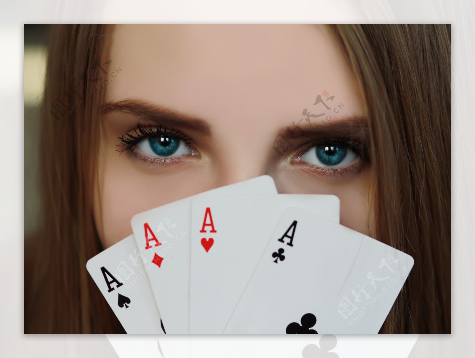 扑克挡住一半脸的女人图片
