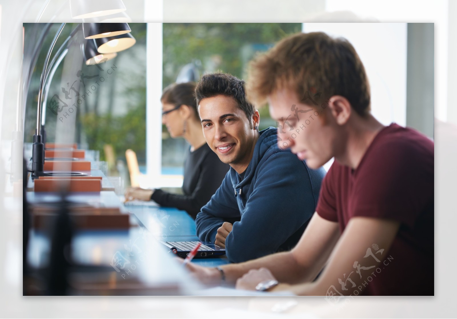 正在办公的职业人物图片素材-编号27128960-图行天下