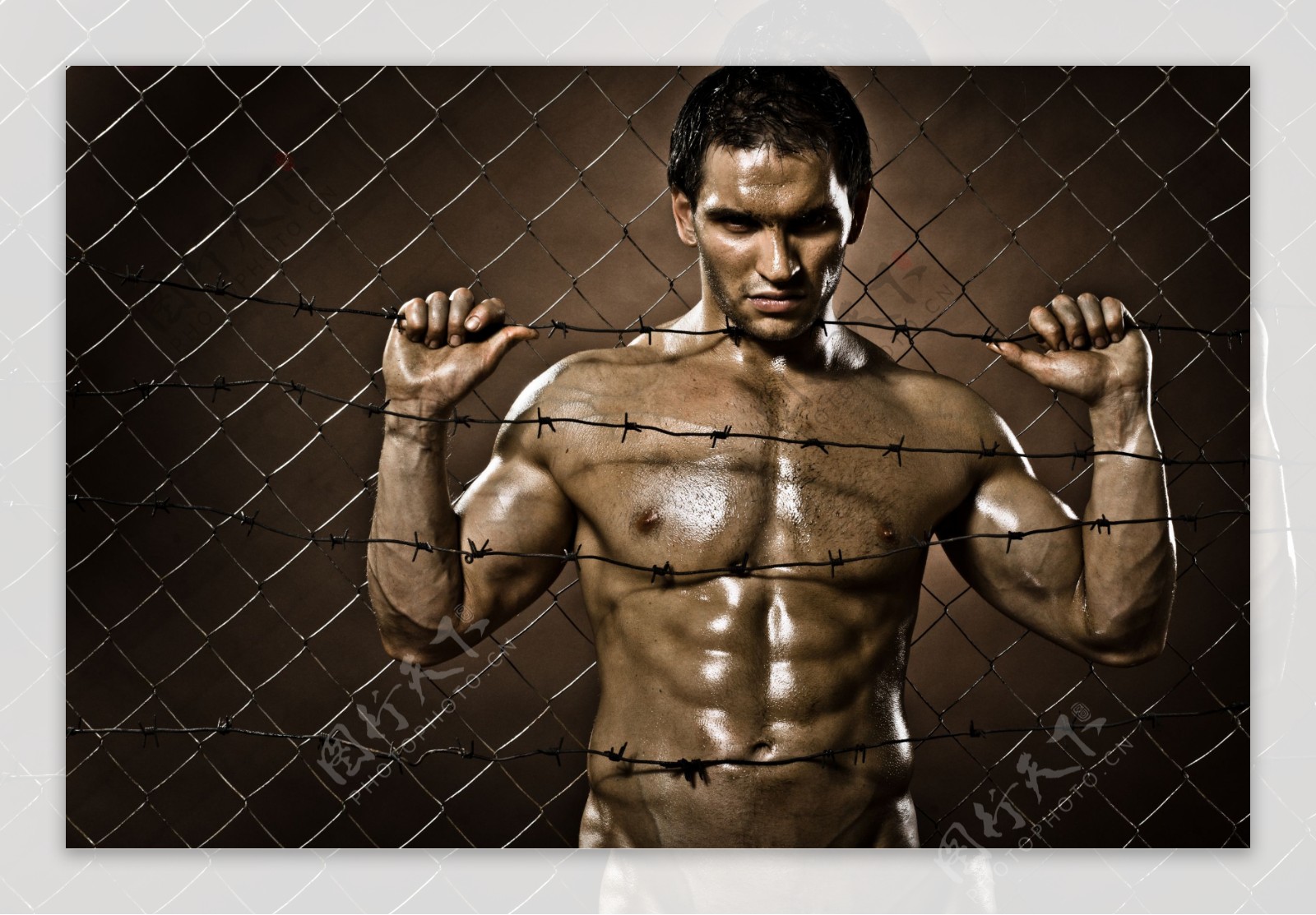 摸铁栏的肌肉男图片