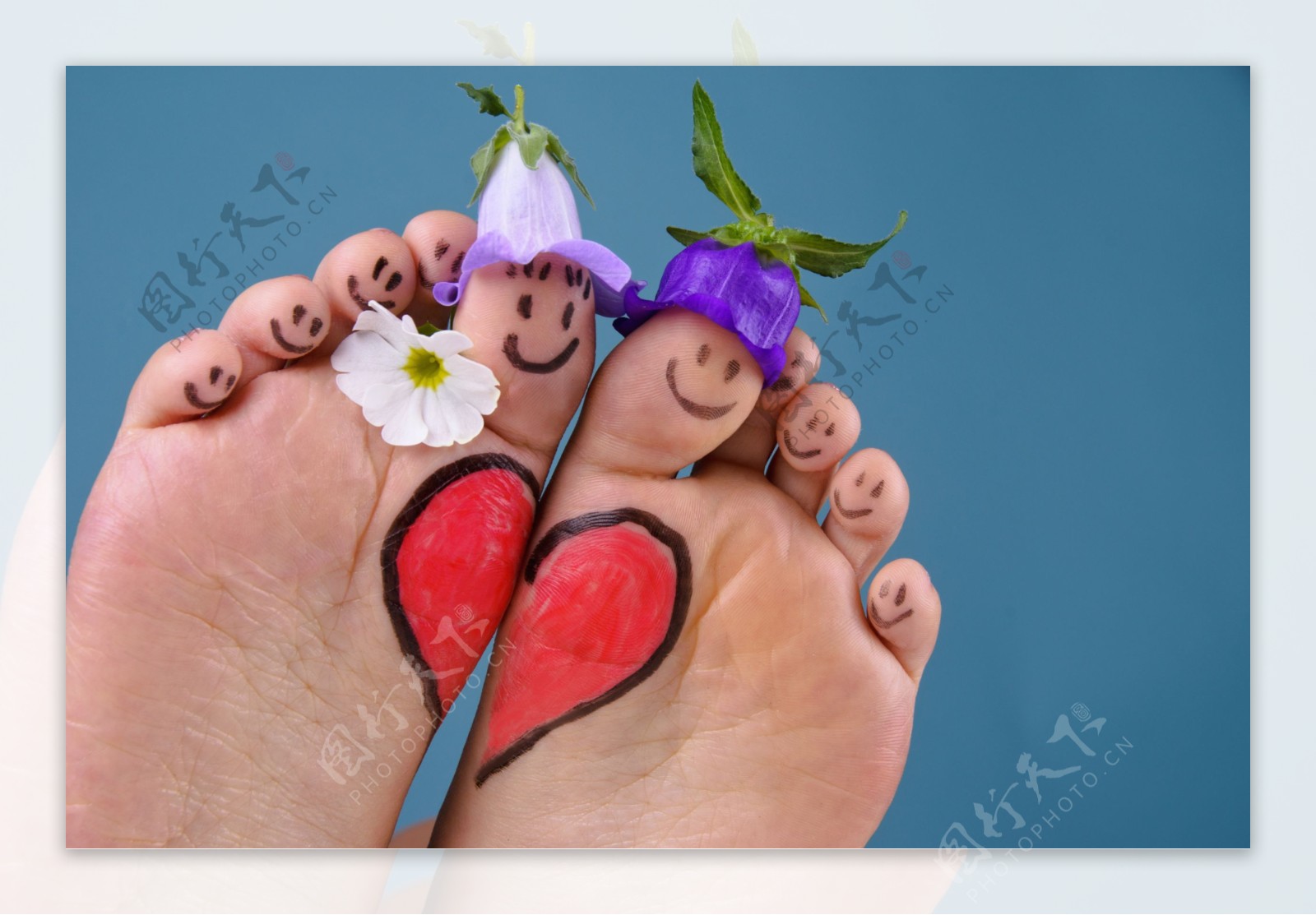 脚趾上的花朵与笑脸图片