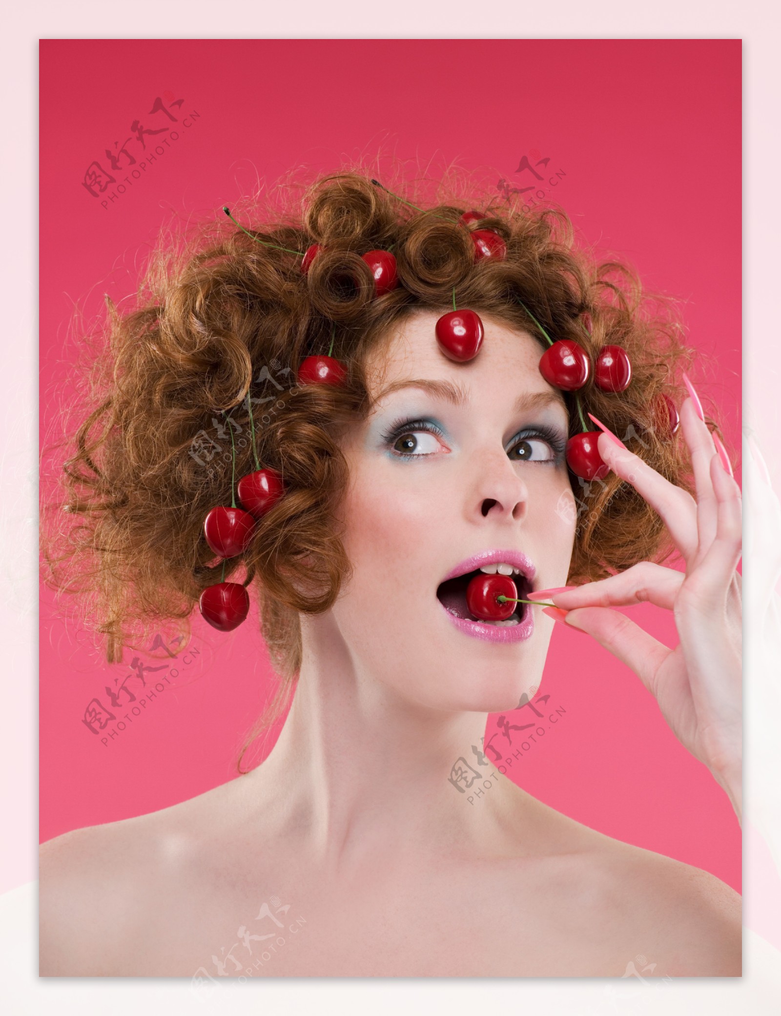 吃着红色樱桃的外国卷发美女图片