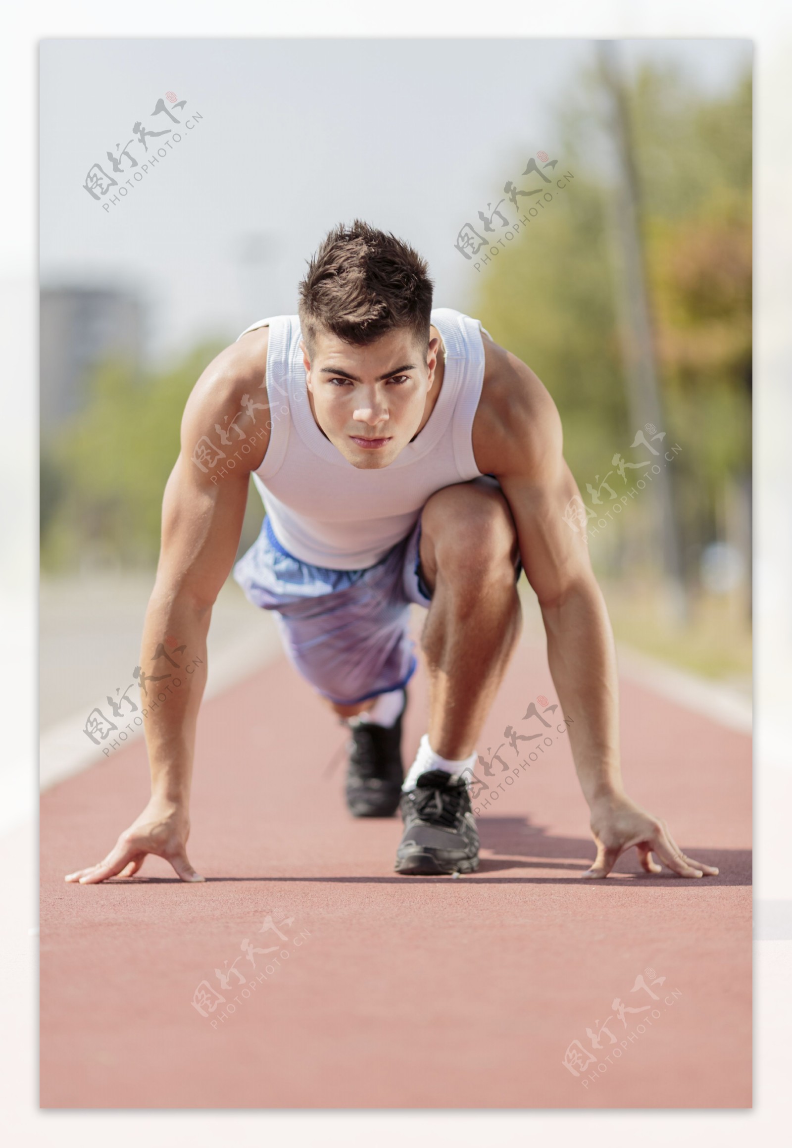 赛道上准备起跑的男人图片