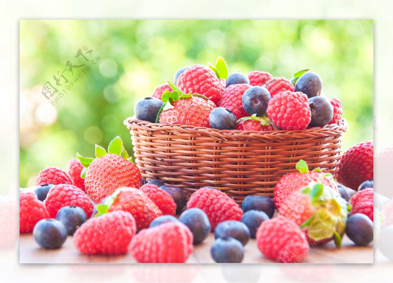一堆草莓树莓蓝莓图片