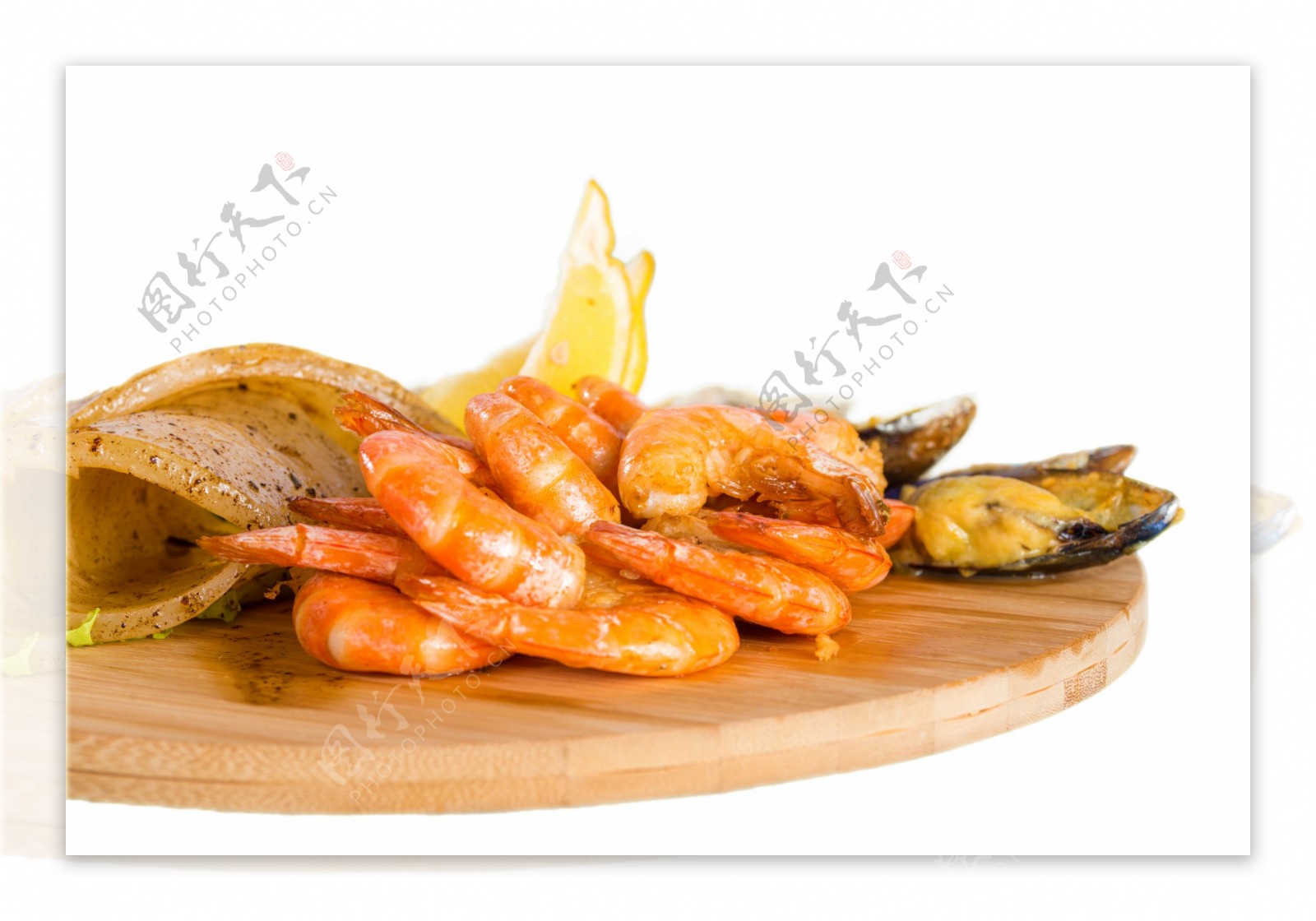 菜板上的虾肉摄影图片