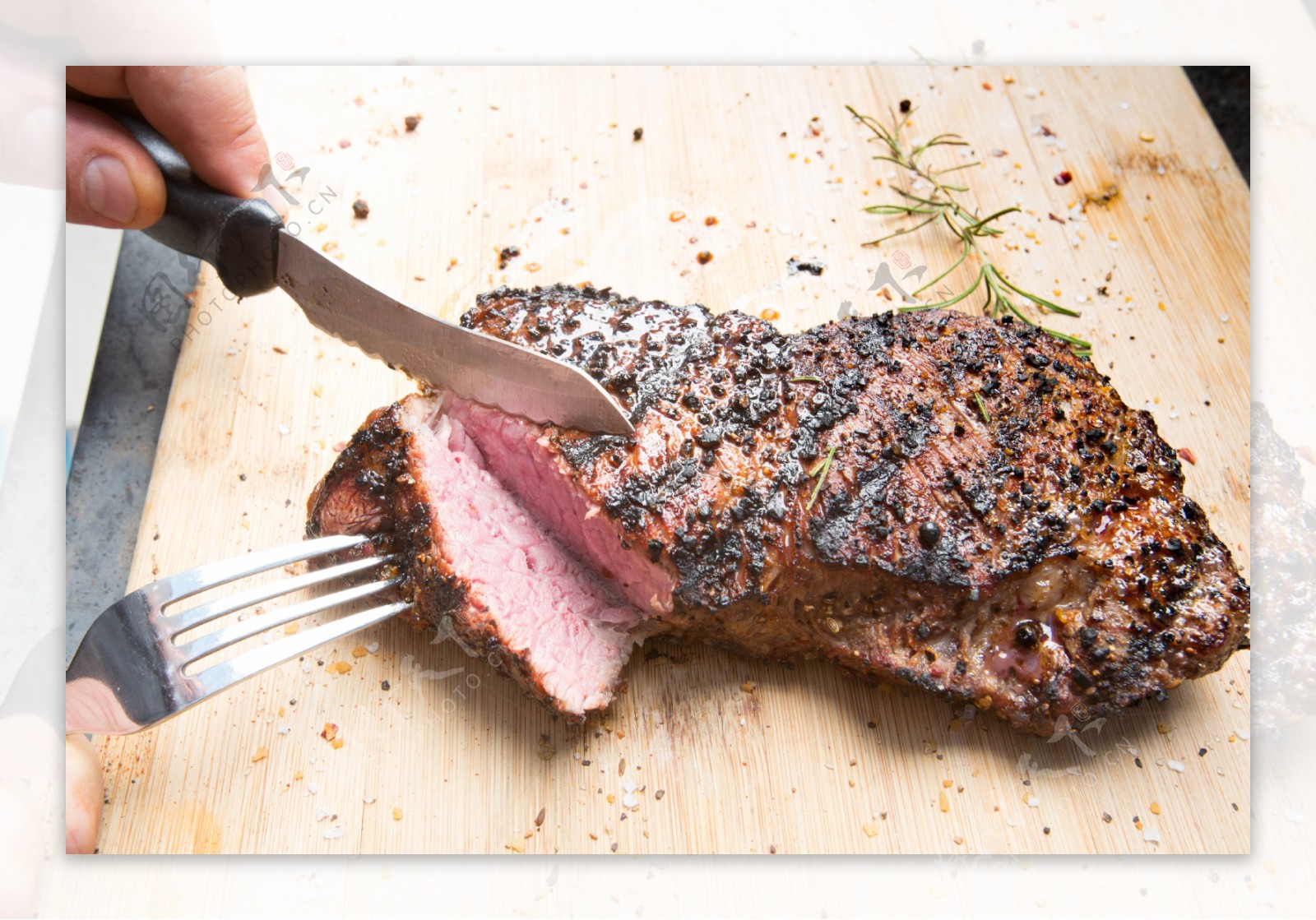 切牛肉的刀叉图片