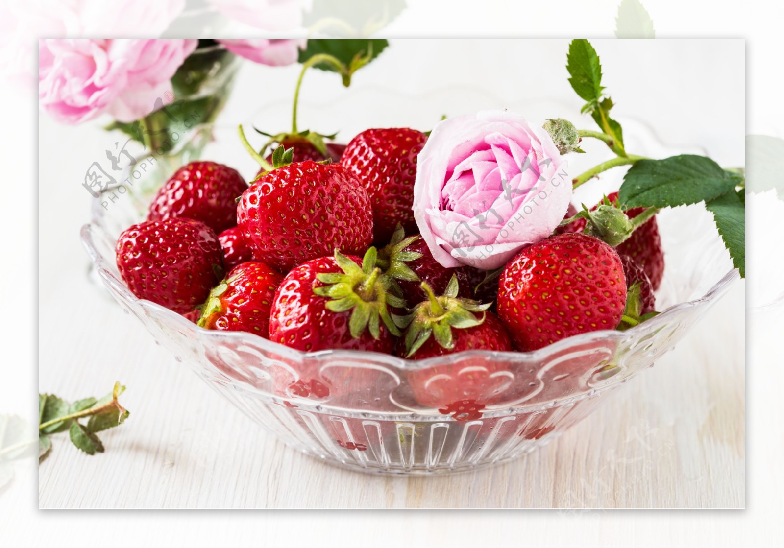 水果盆里的草莓玫瑰花图片