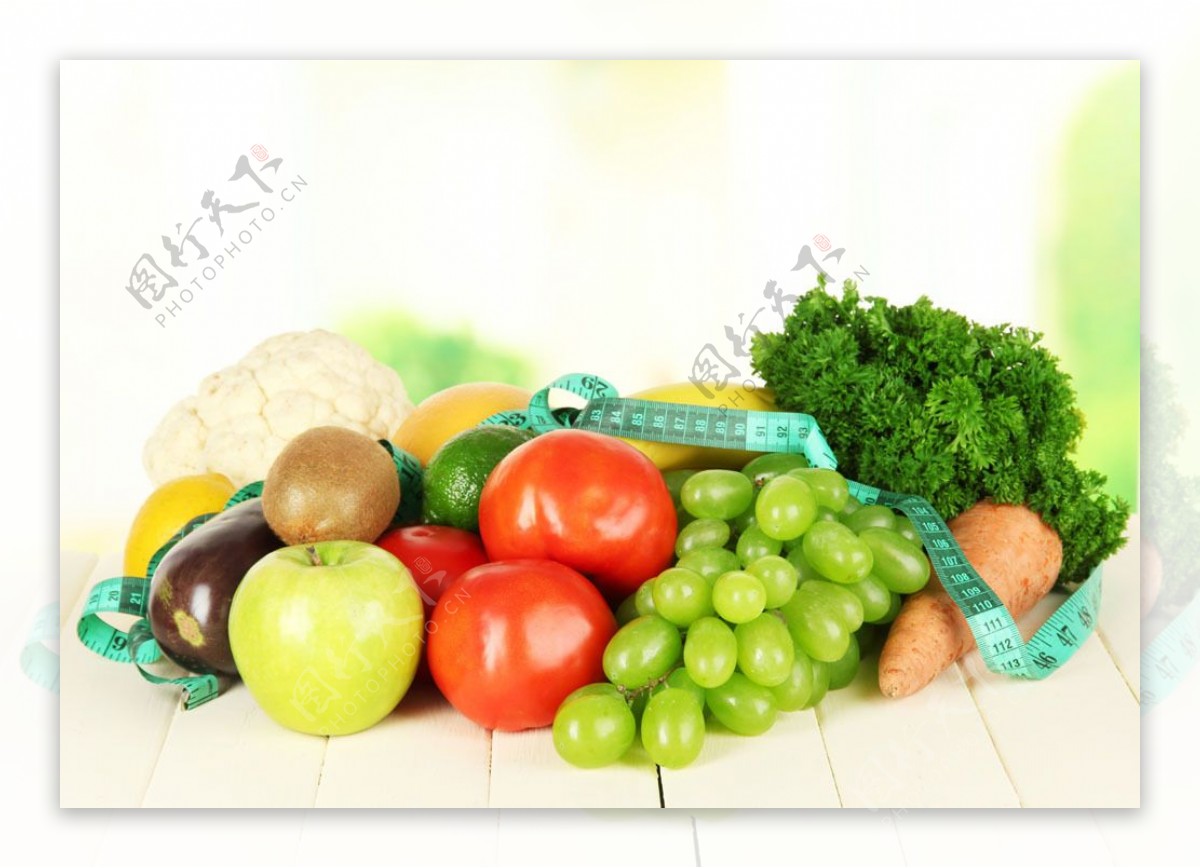 一堆新鲜水果和蔬菜图片