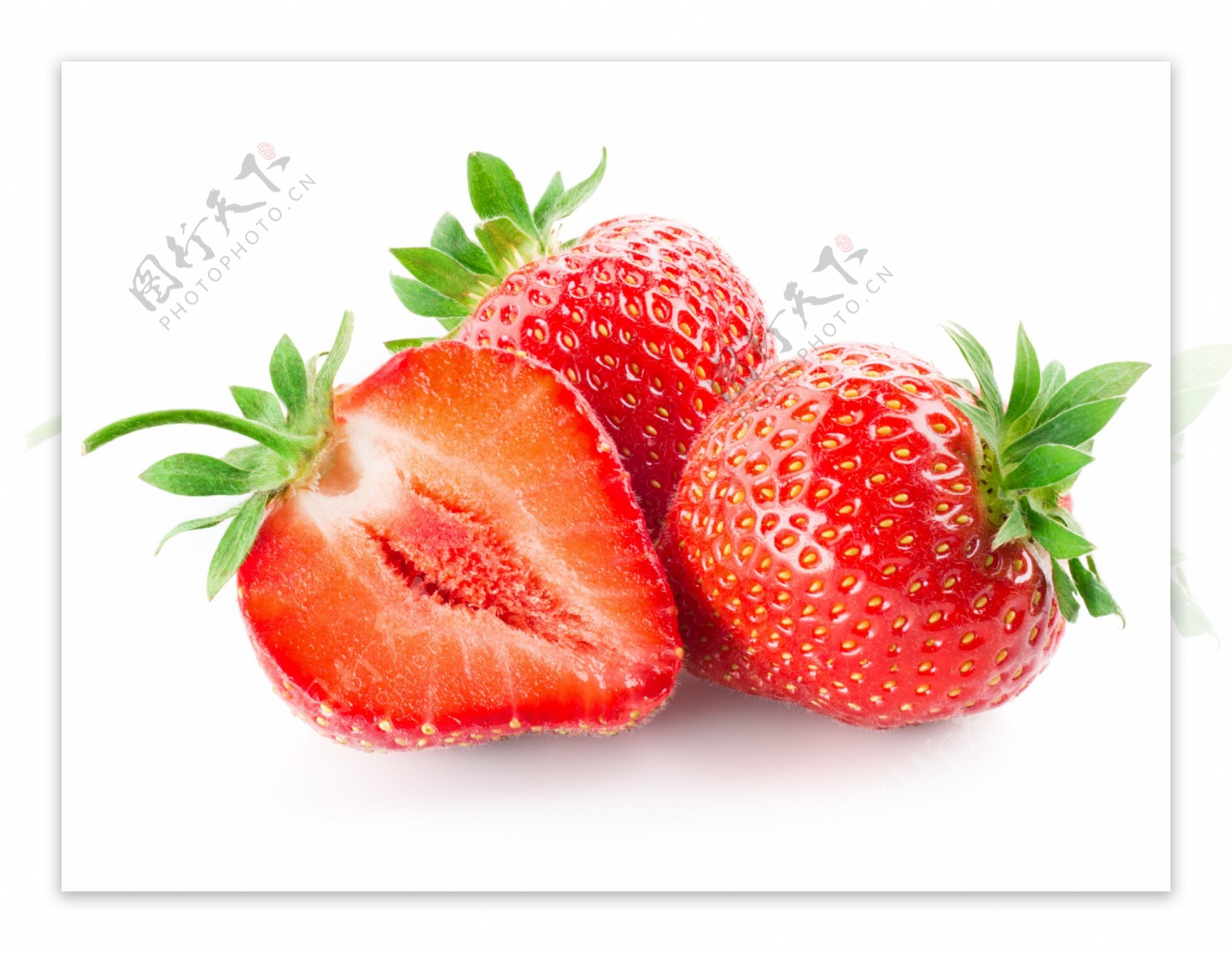 切开的新鲜草莓图片