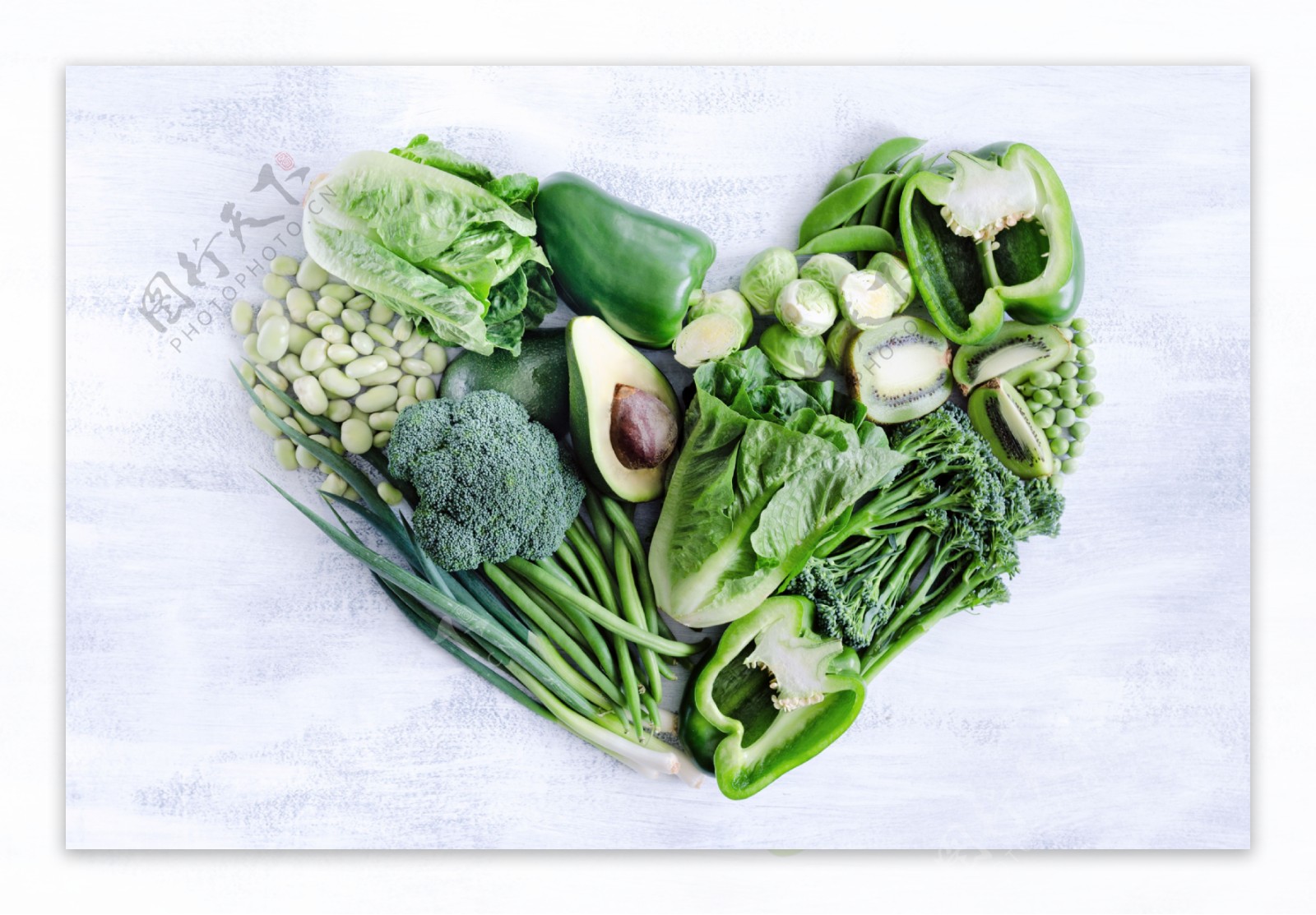 蔬菜拼成的心形图片