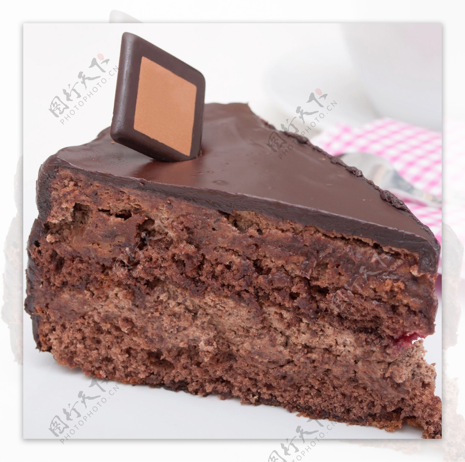 美味巧克力切块蛋糕图片