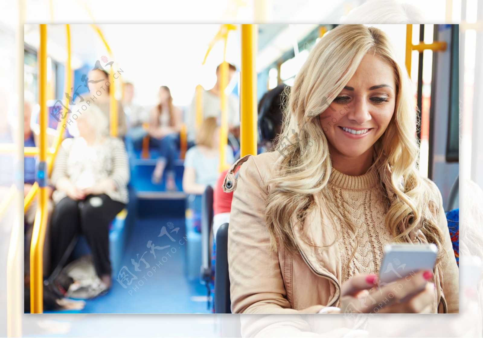 公交车上打手机的美女图片
