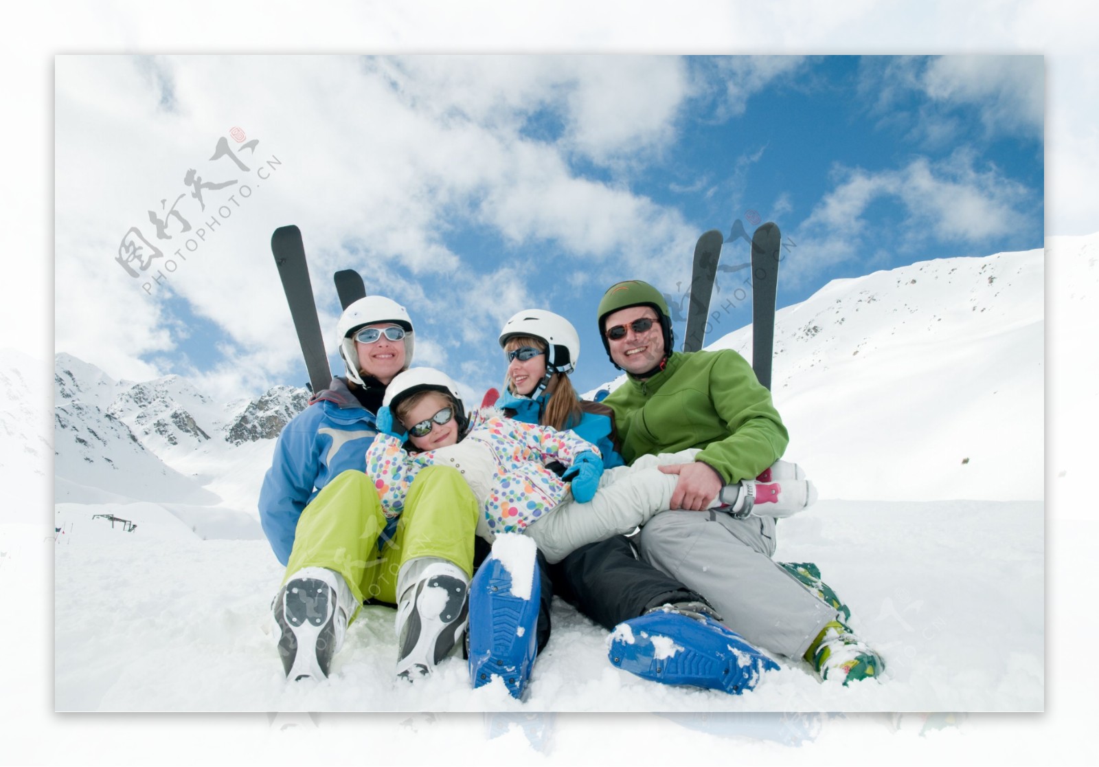 雪山上滑雪的家庭