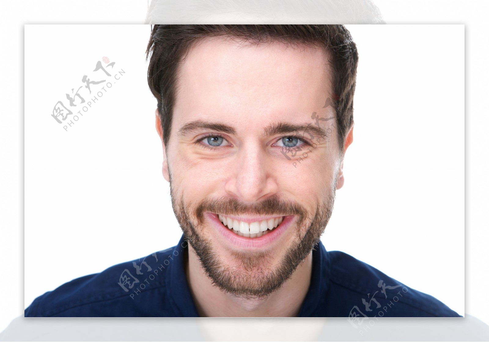 开心微笑洁白牙齿的男性图片