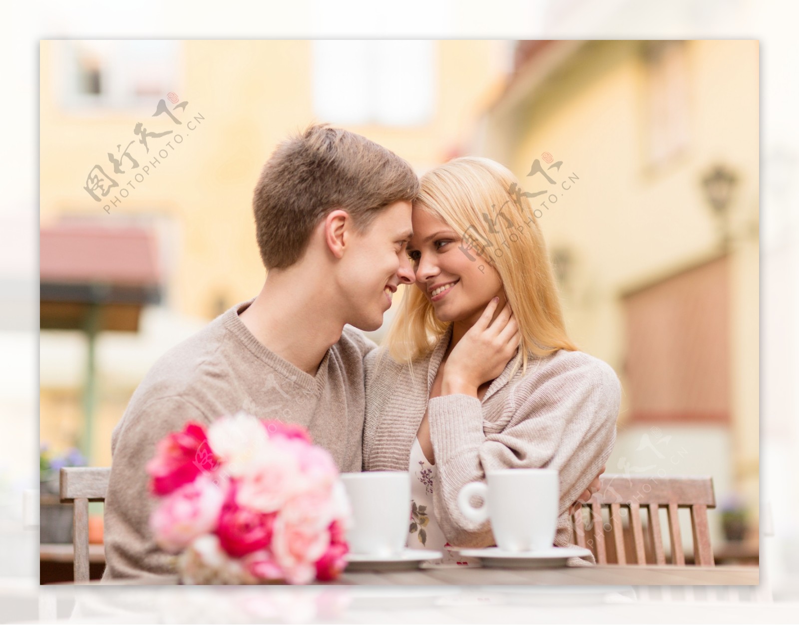 一起喝咖啡的情侣图片