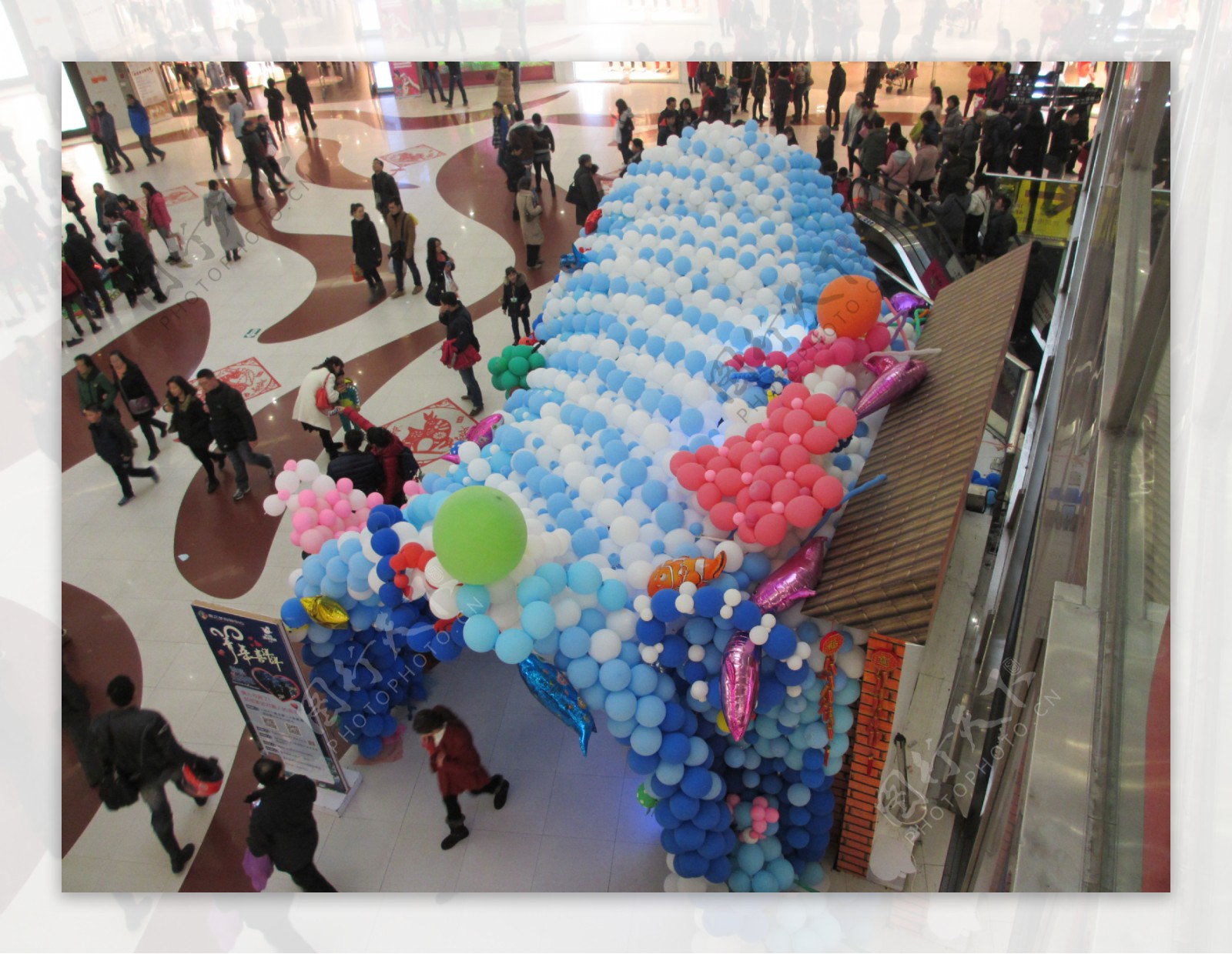 商场气球装饰七彩气球图片