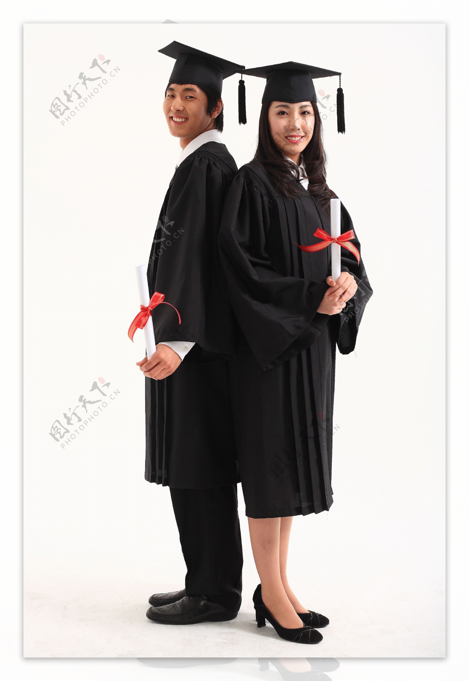 背靠着背穿着博士服拿着证书的情侣图片图片