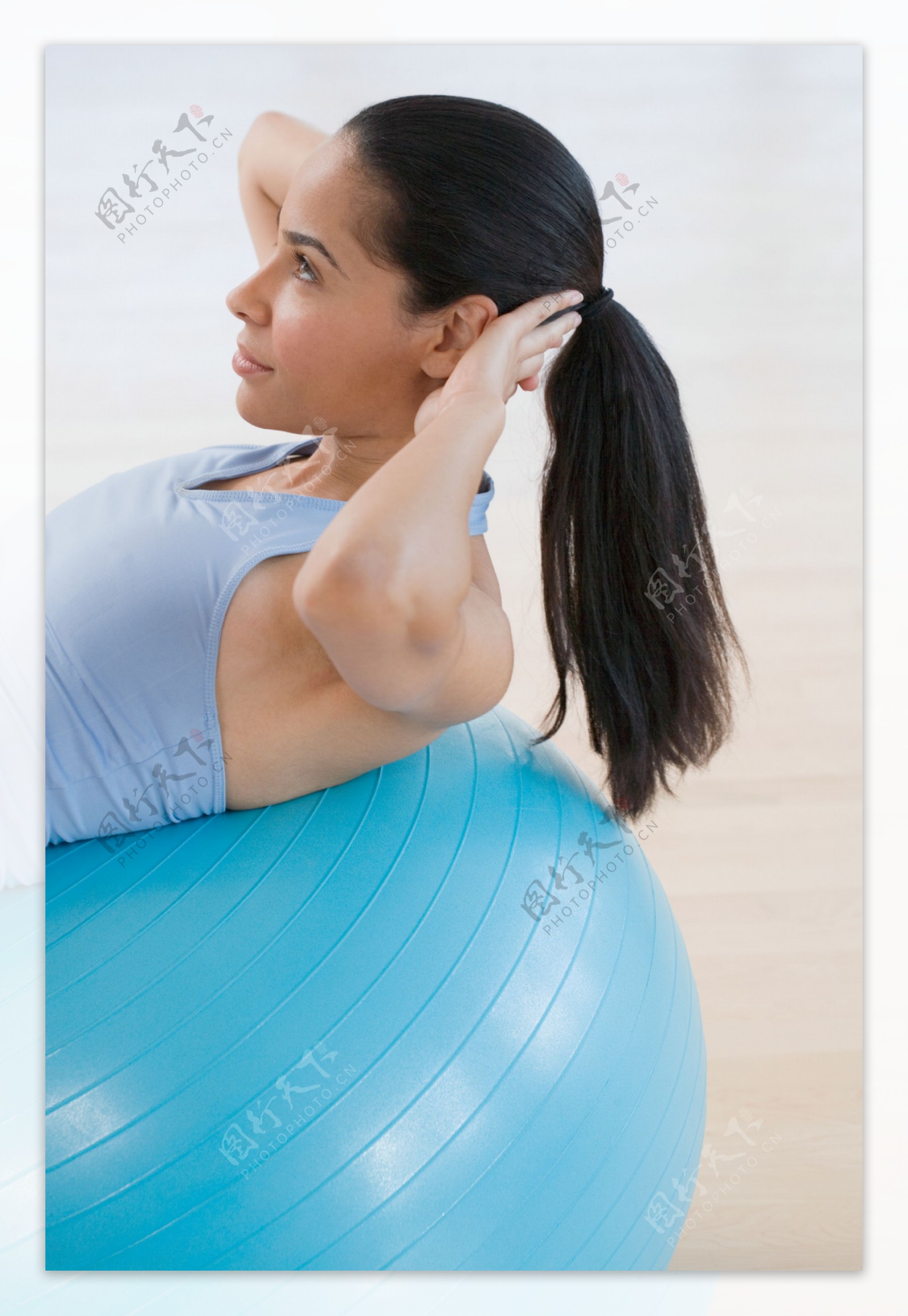 正在练瑜伽的女人图片