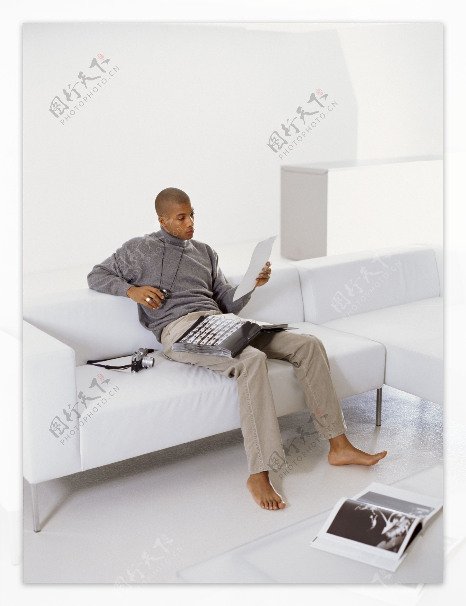 坐在沙发上的男人图片