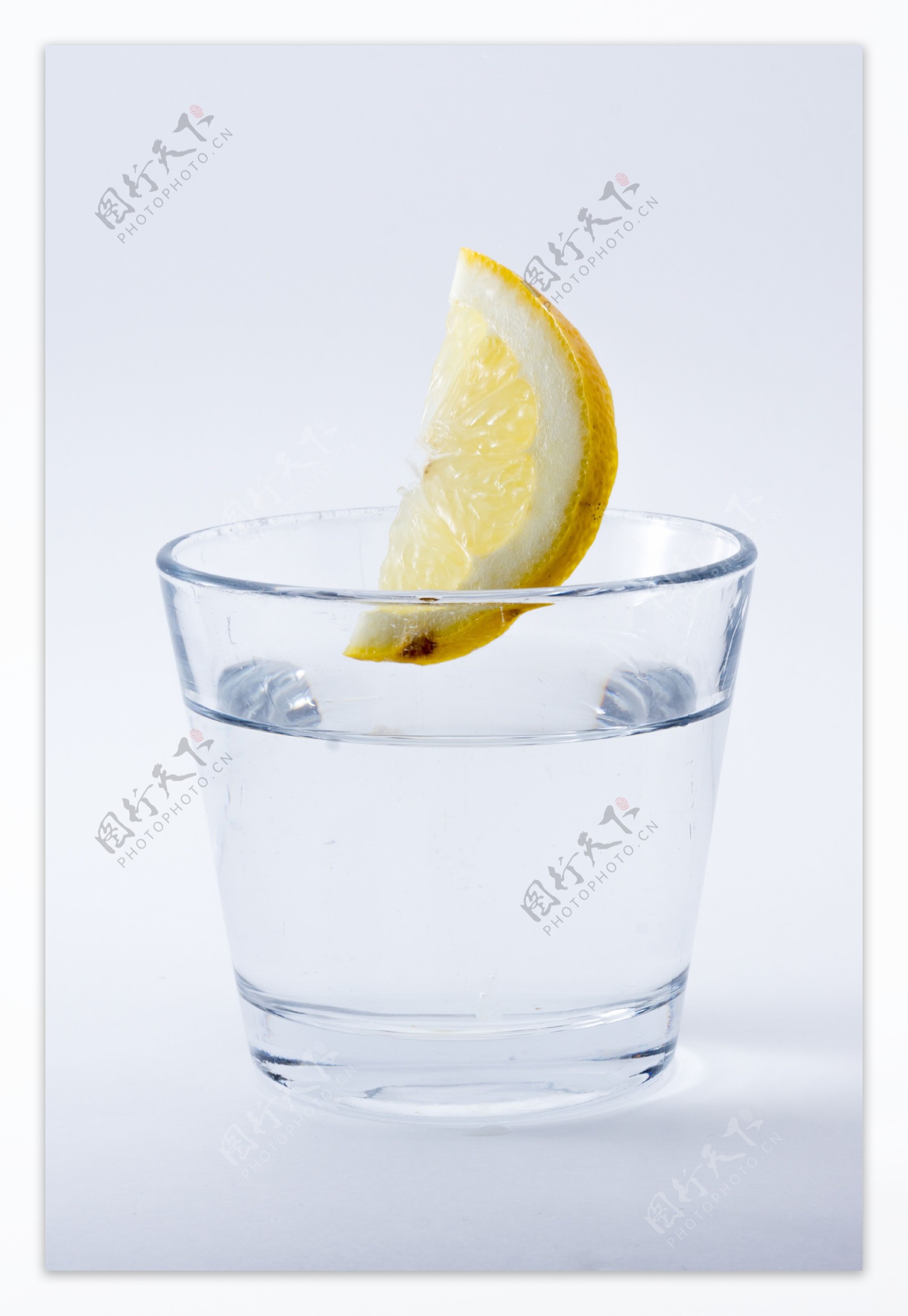 浸泡柠檬的杯子