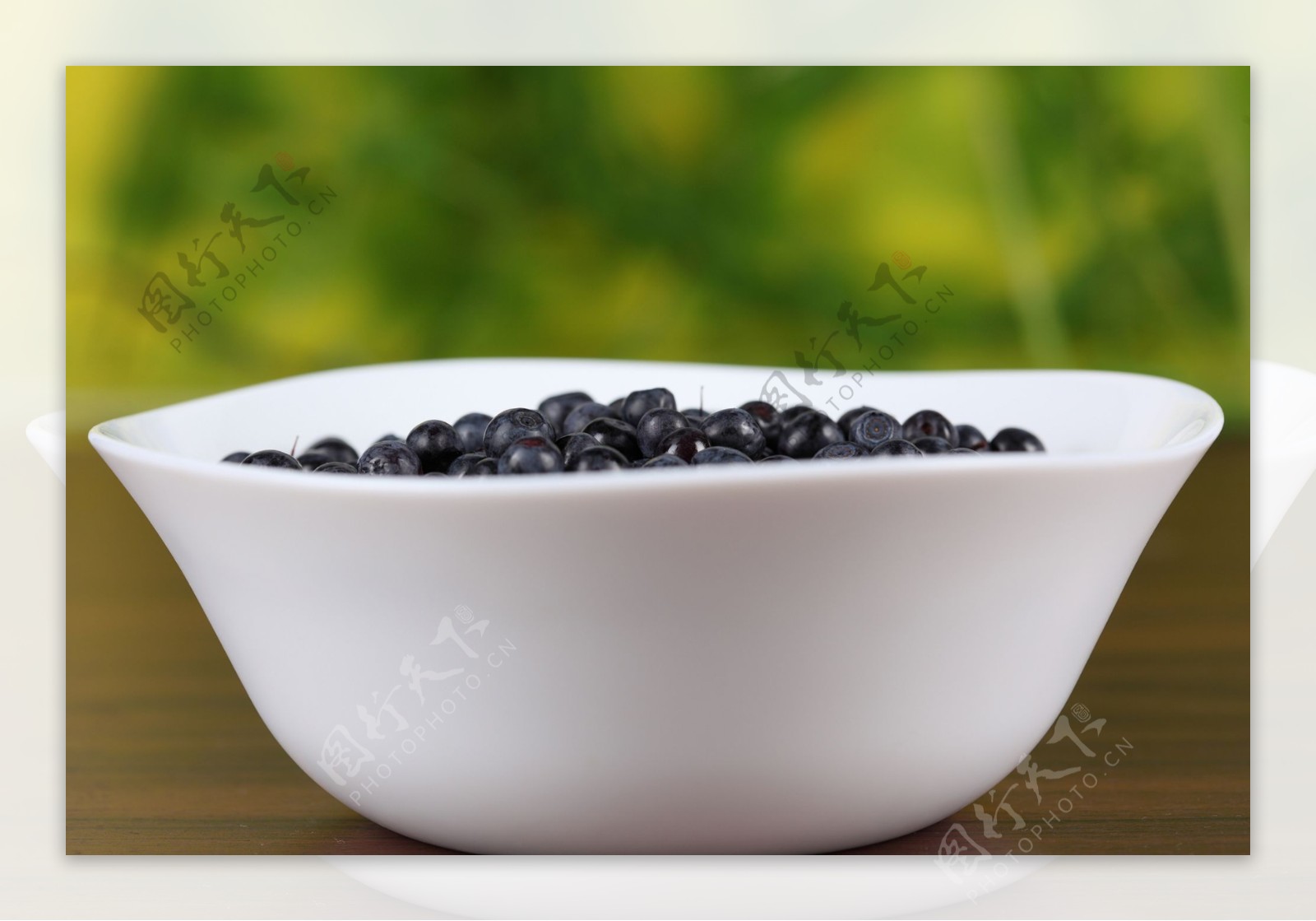 白色碗里的蓝莓图片