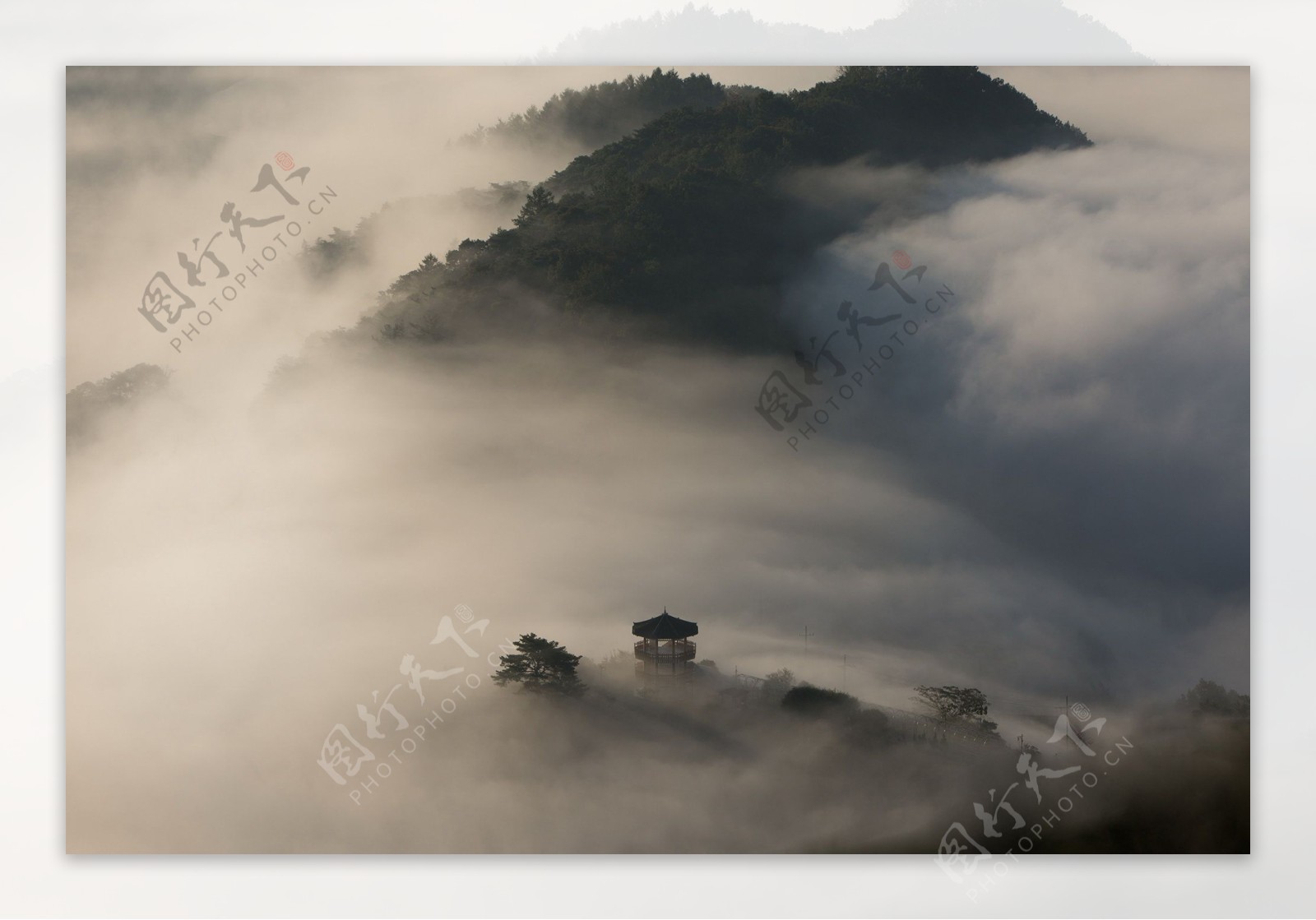 唯美云雾山峰风景图片