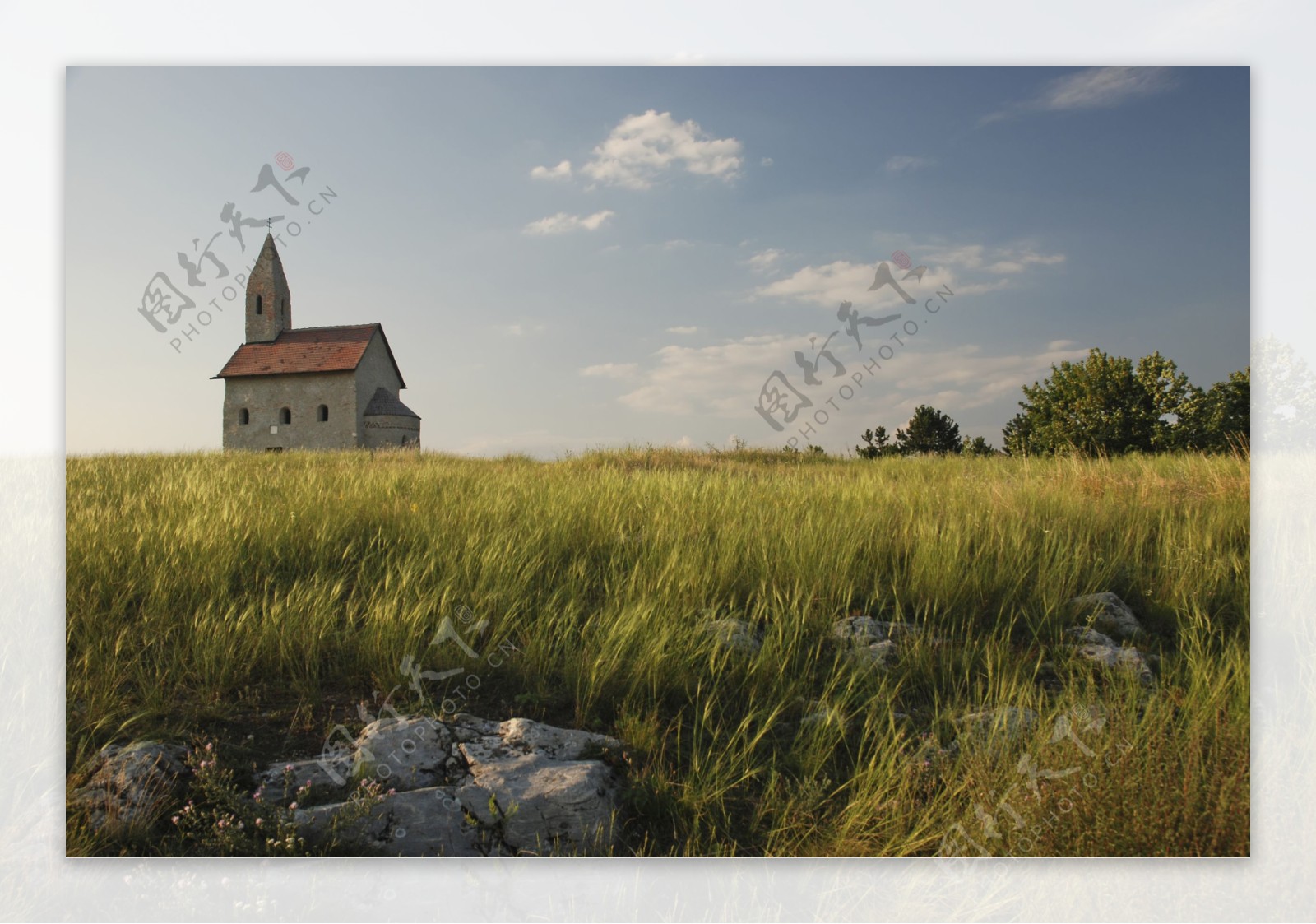 草原上的教堂风景图片