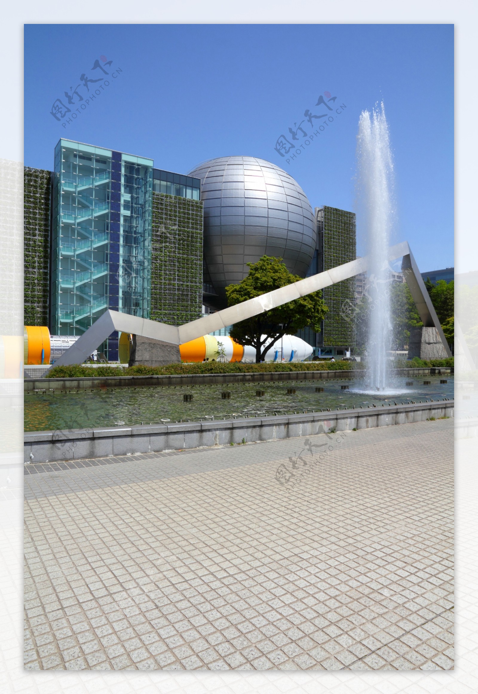 圆球建筑物与喷泉