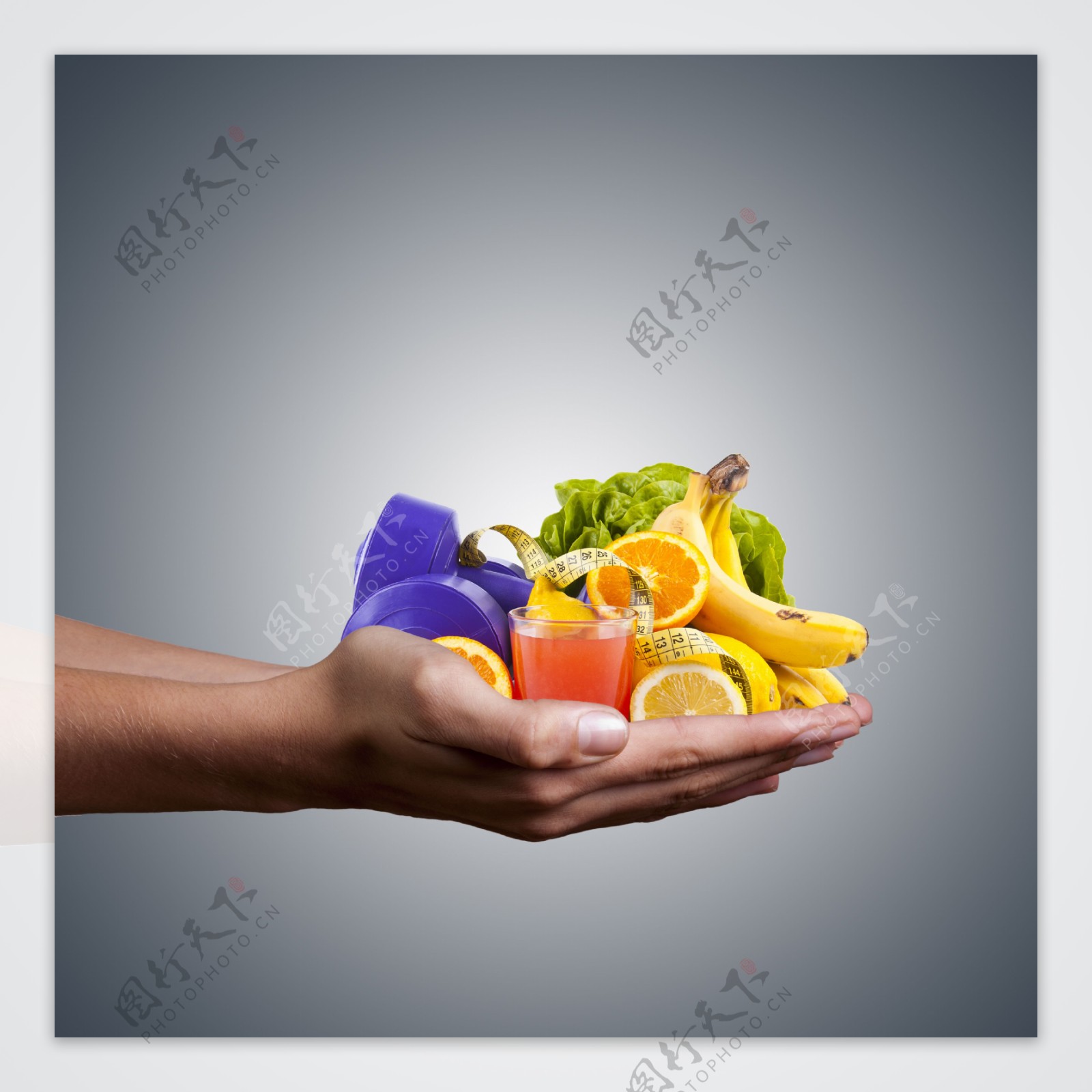 双手捧着的水果蔬菜