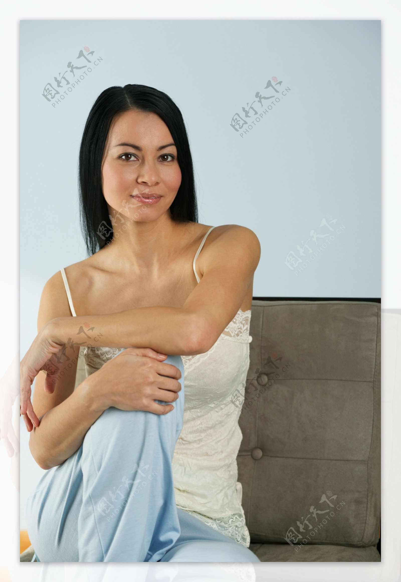 坐在沙发上休息的女人图片