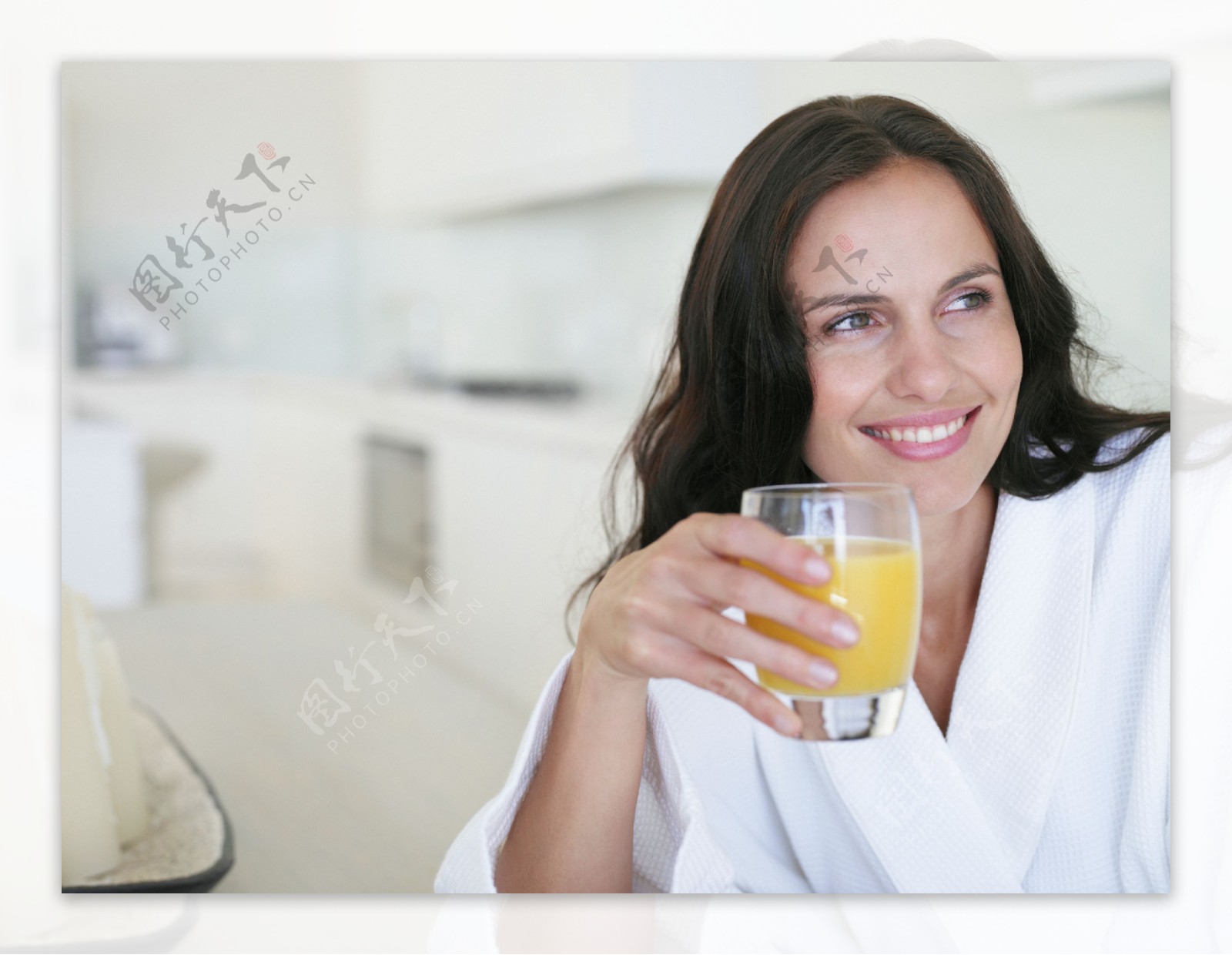 喝果汁微笑的女性图片