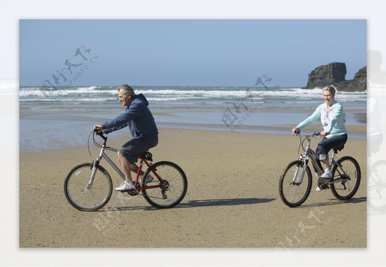 沙滩骑车的老人图片