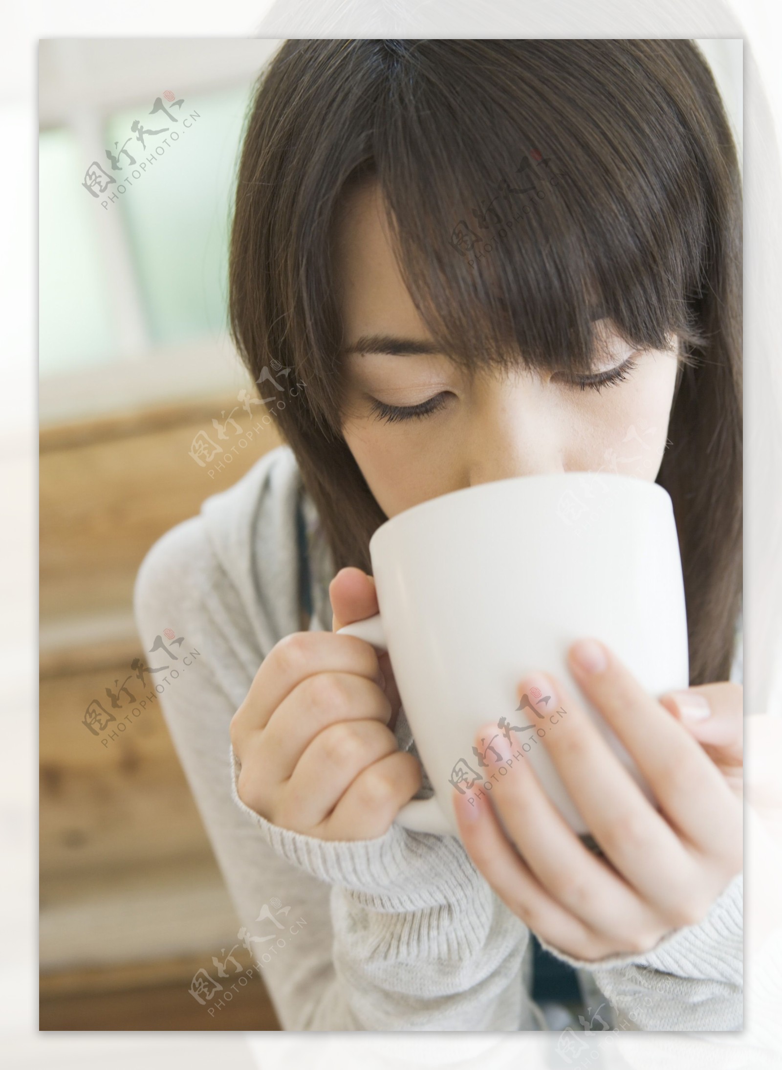 喝茶的美女图片