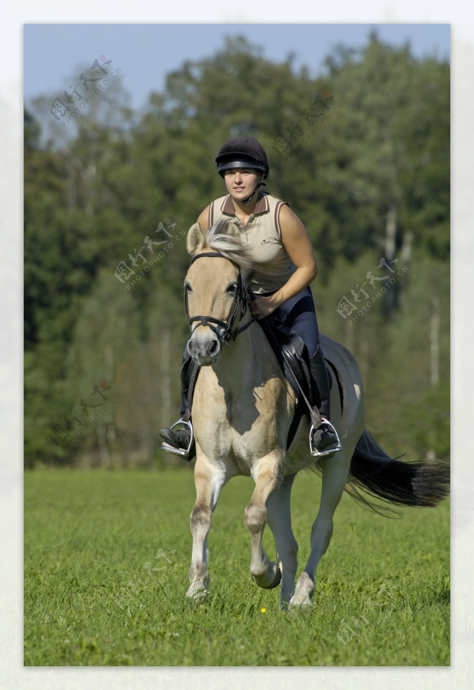 骑马的外国女孩图片