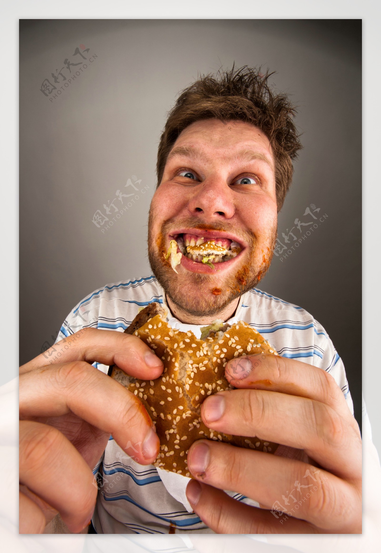 大笑着吃汉堡的外国人图片
