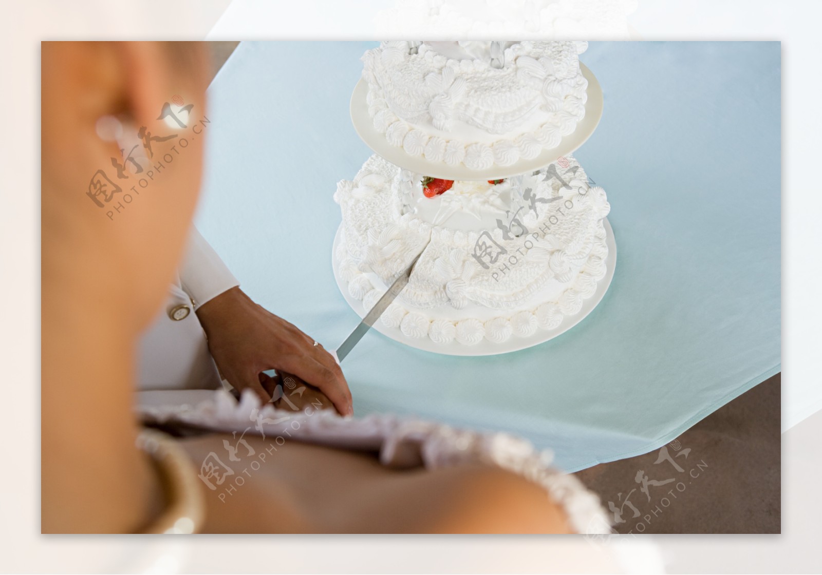 正在切蛋糕的新娘俯视图图片图片