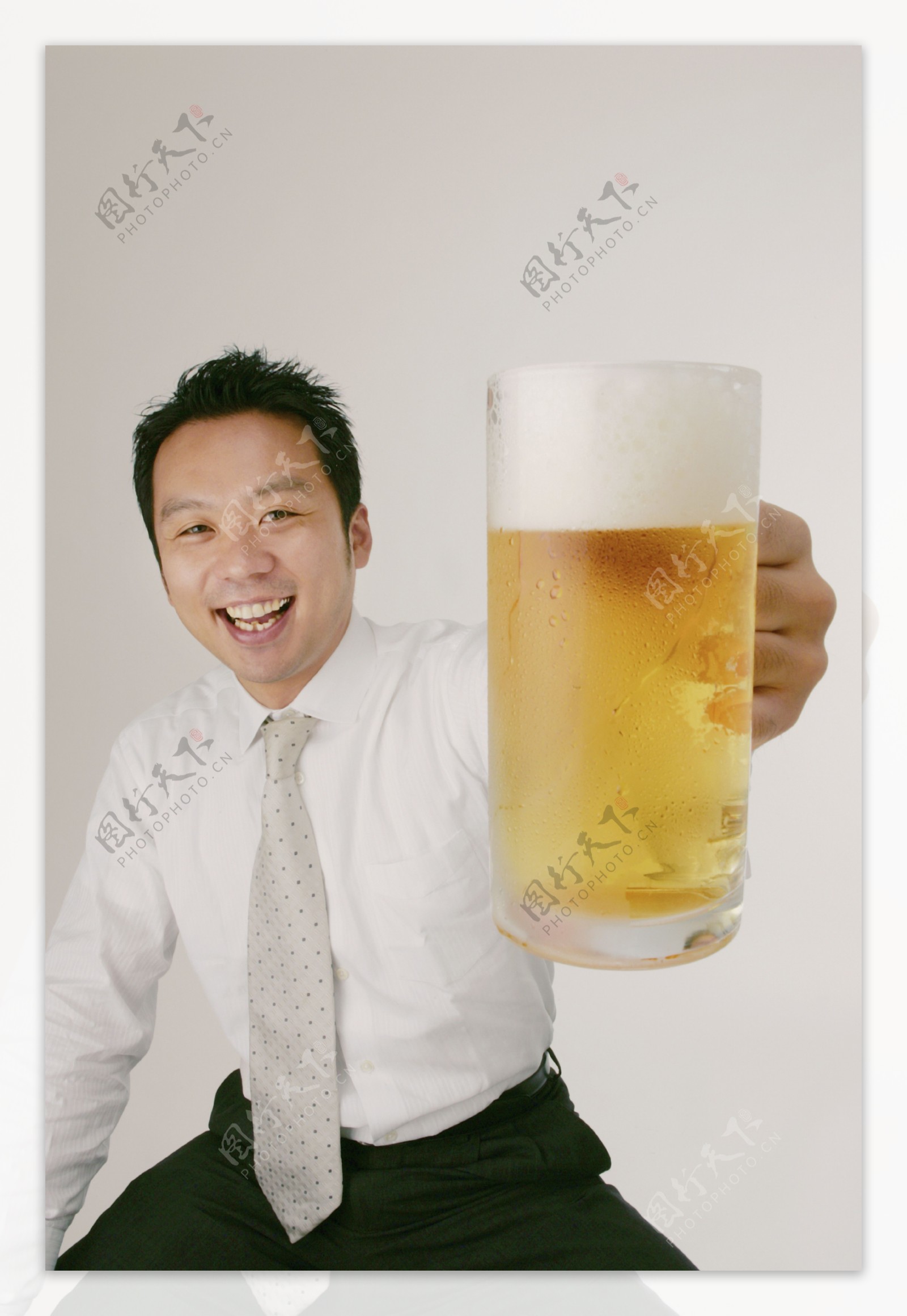 手拿啤酒杯的男人图片