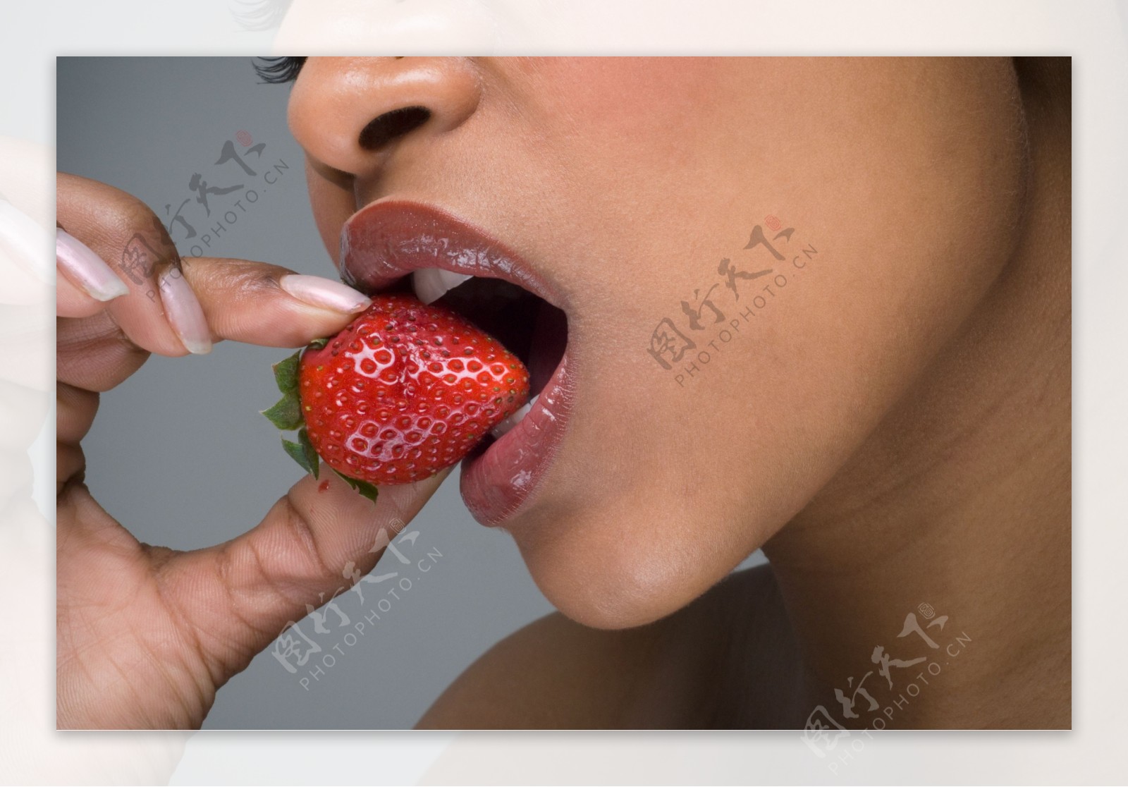 吃草莓的美女图片