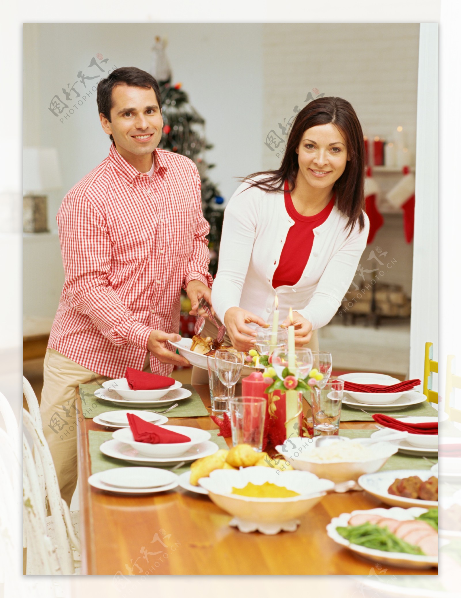 吃圣诞晚餐的夫妻图片