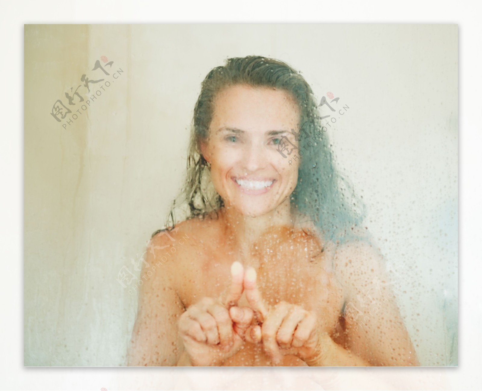 浴室做手势的性感女人图片