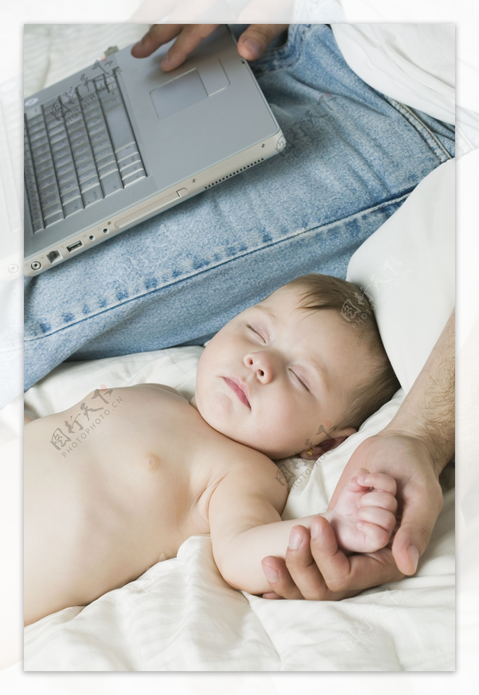 握着父亲手睡觉的小婴儿图片