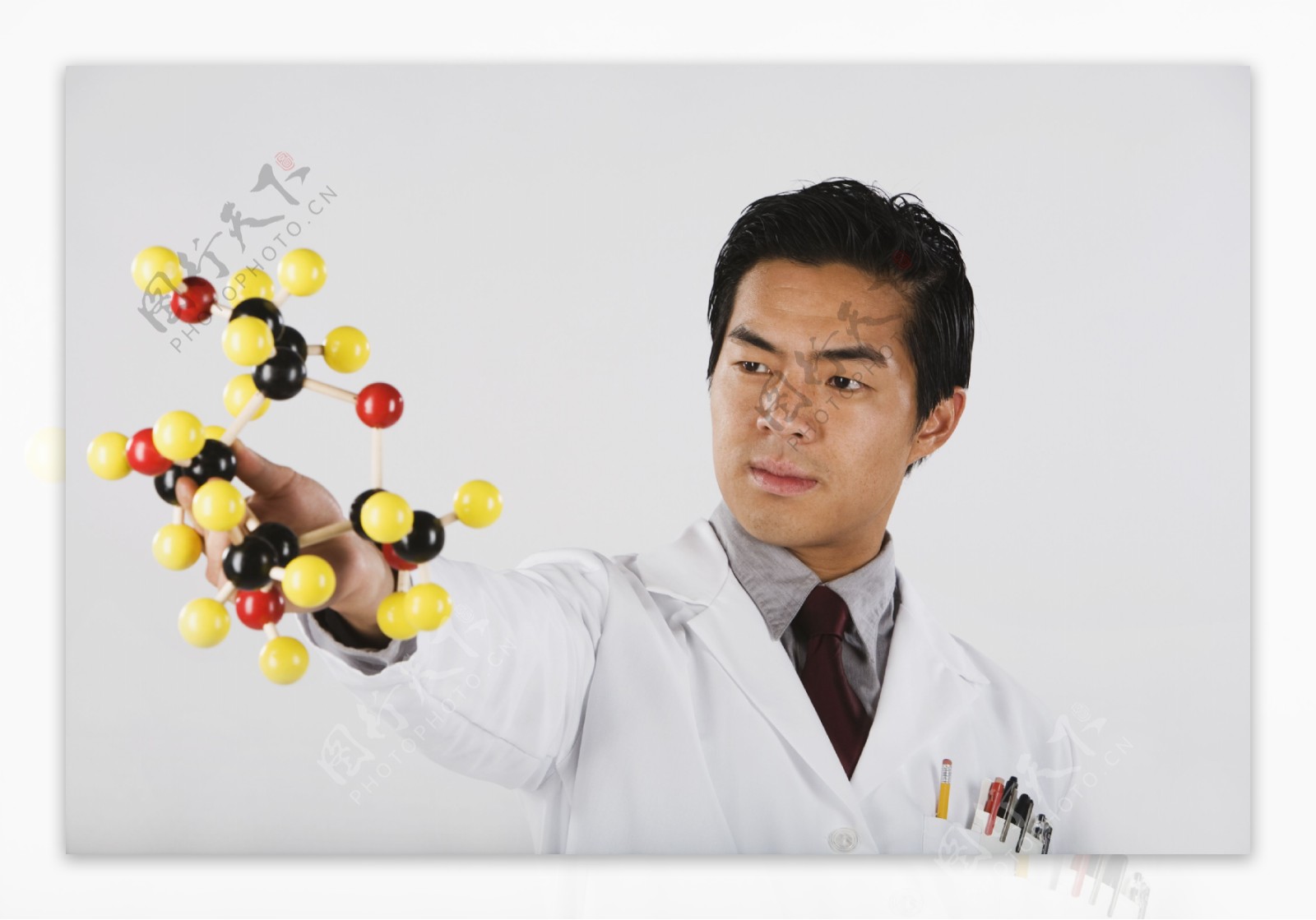 手拿化学结构的科学家图片