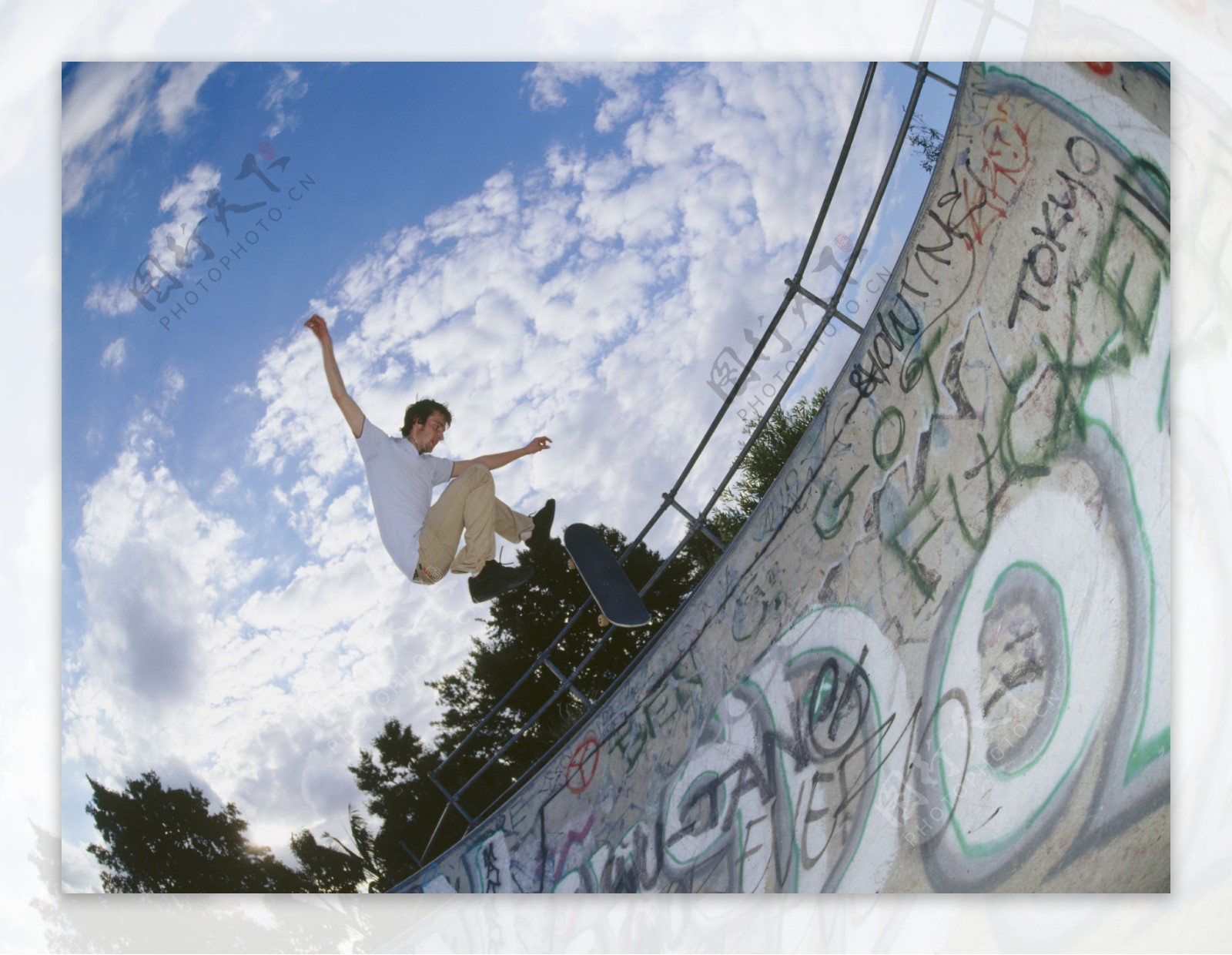跳跃的滑板运动青年图片