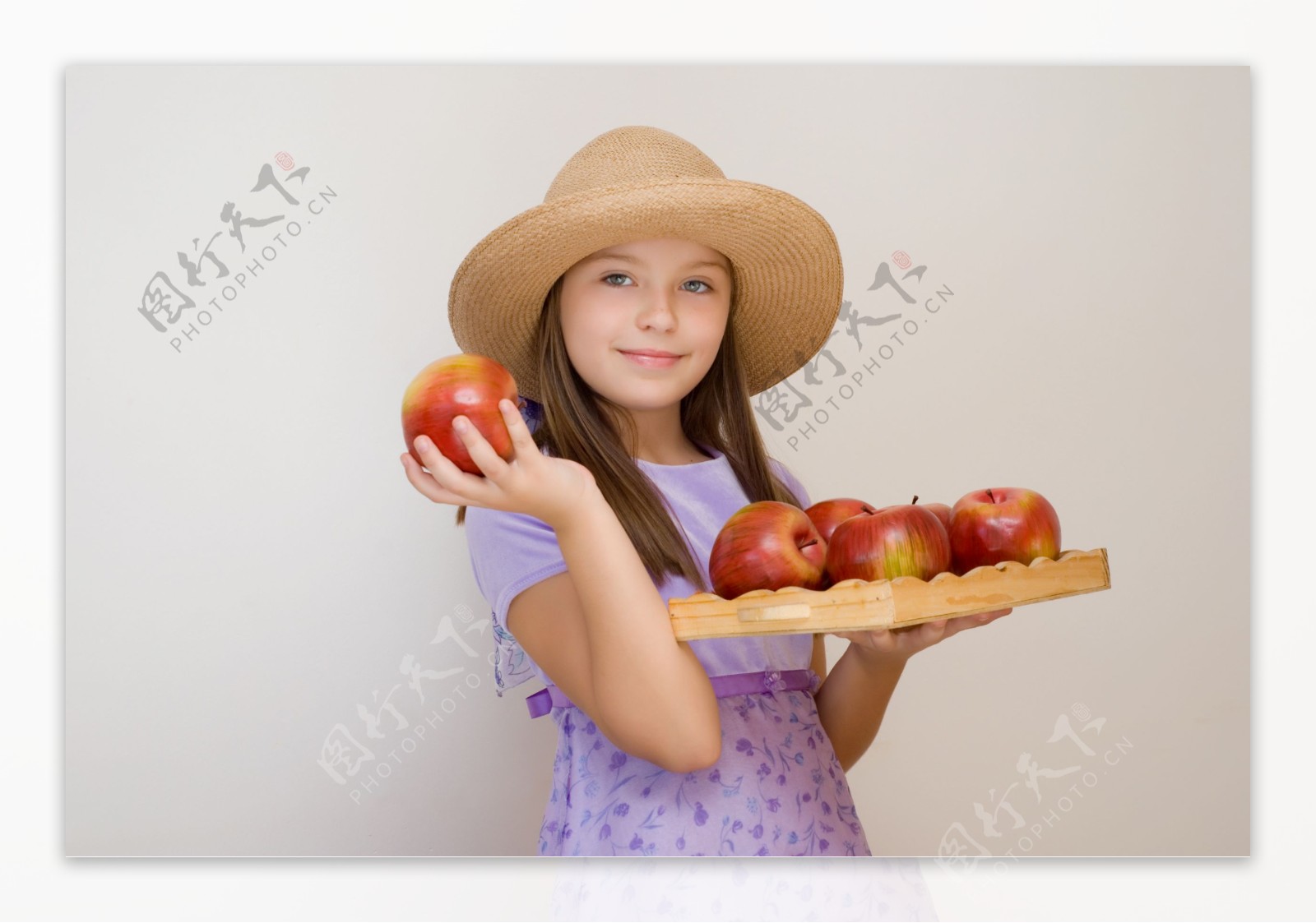 手里拿着水果的女孩图片
