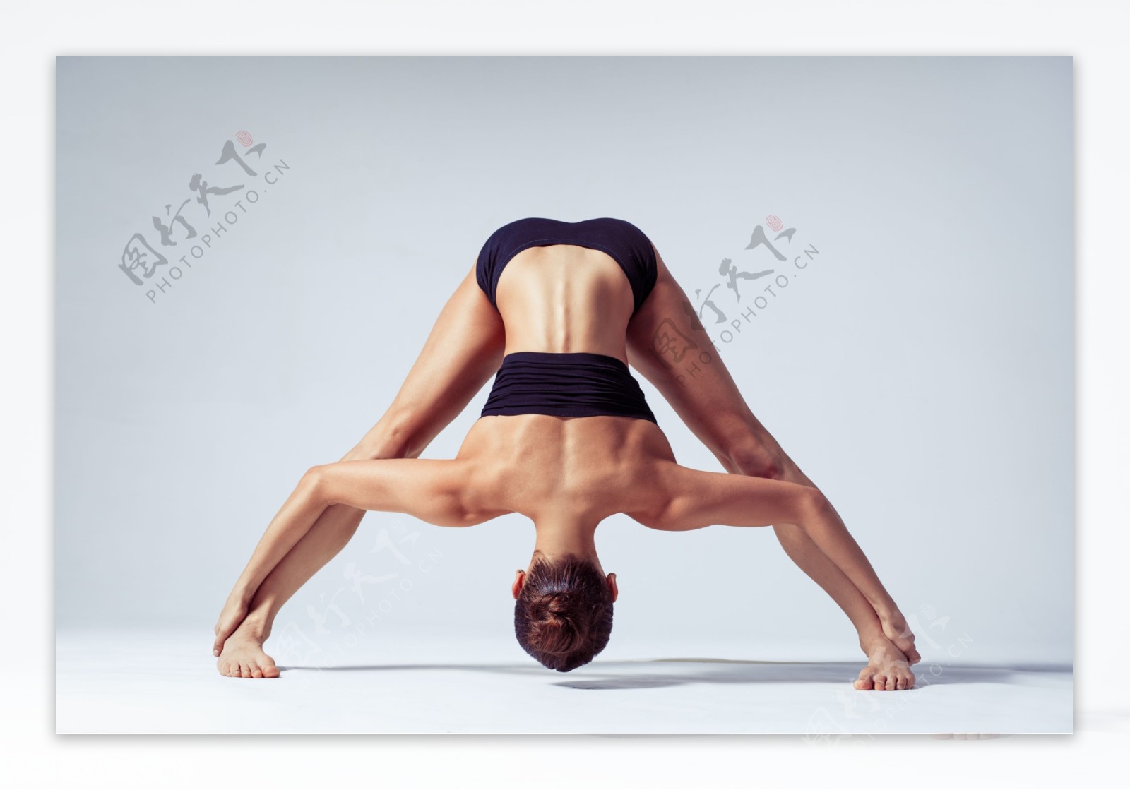 练瑜伽的女人图片