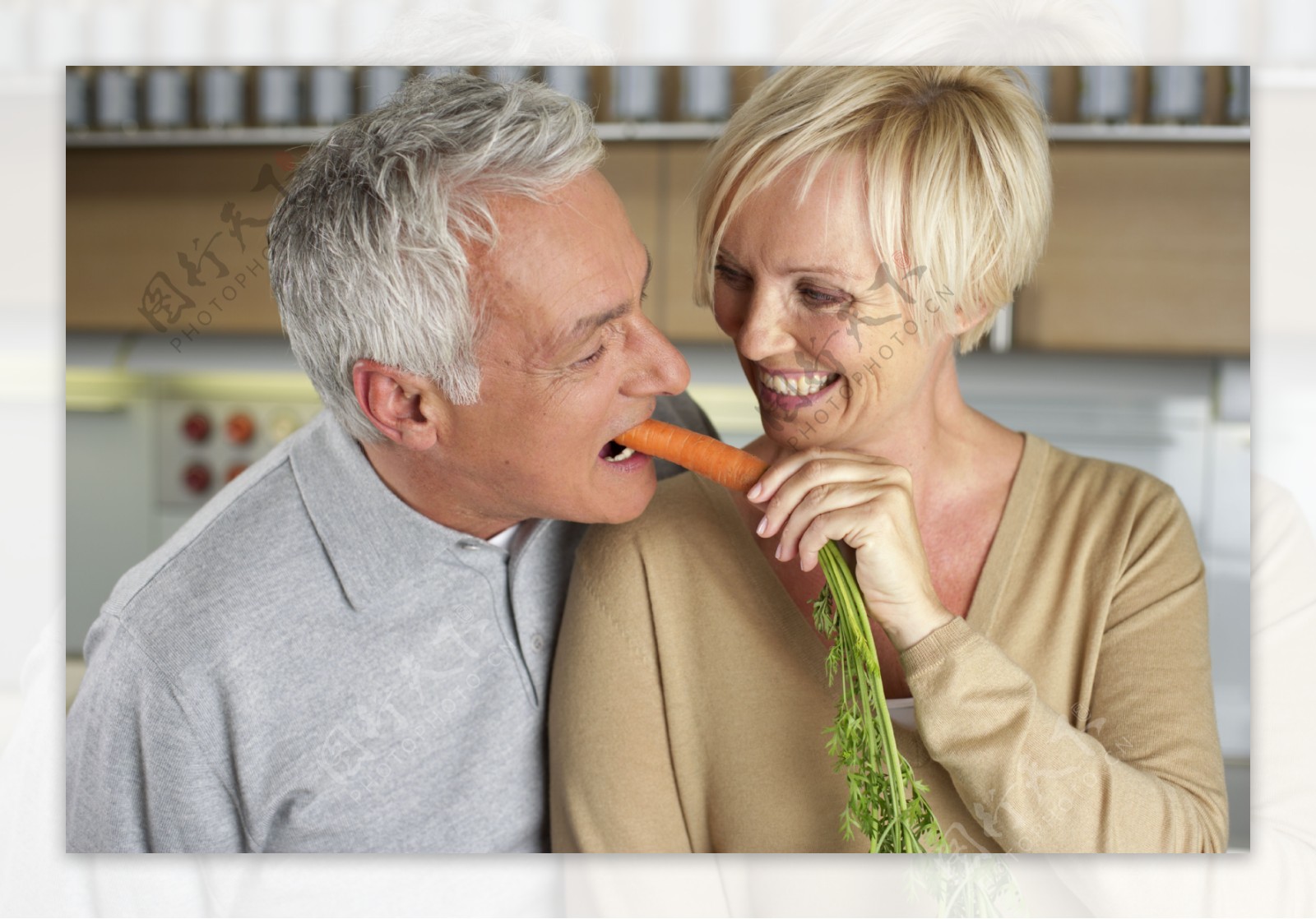 在吃胡萝卜的男人图片