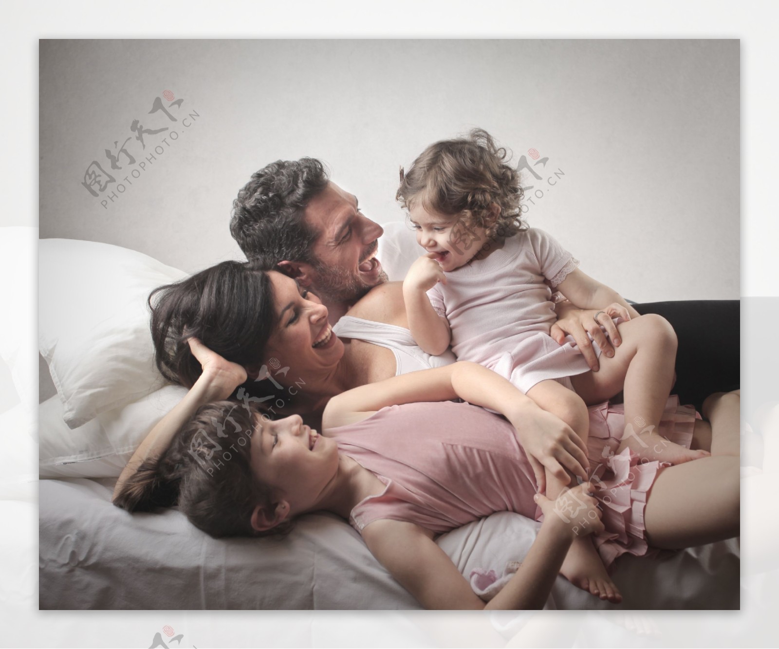 国外开心家庭人物摄影图片