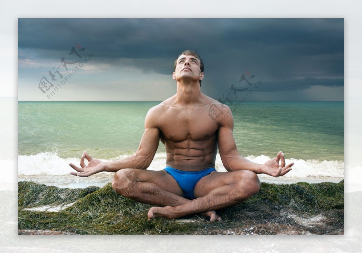 海边做瑜珈的男人图片