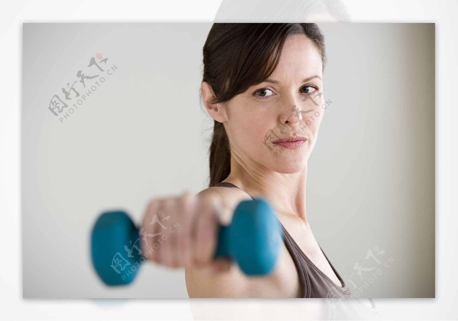 手臂锻炼的健身女性图片